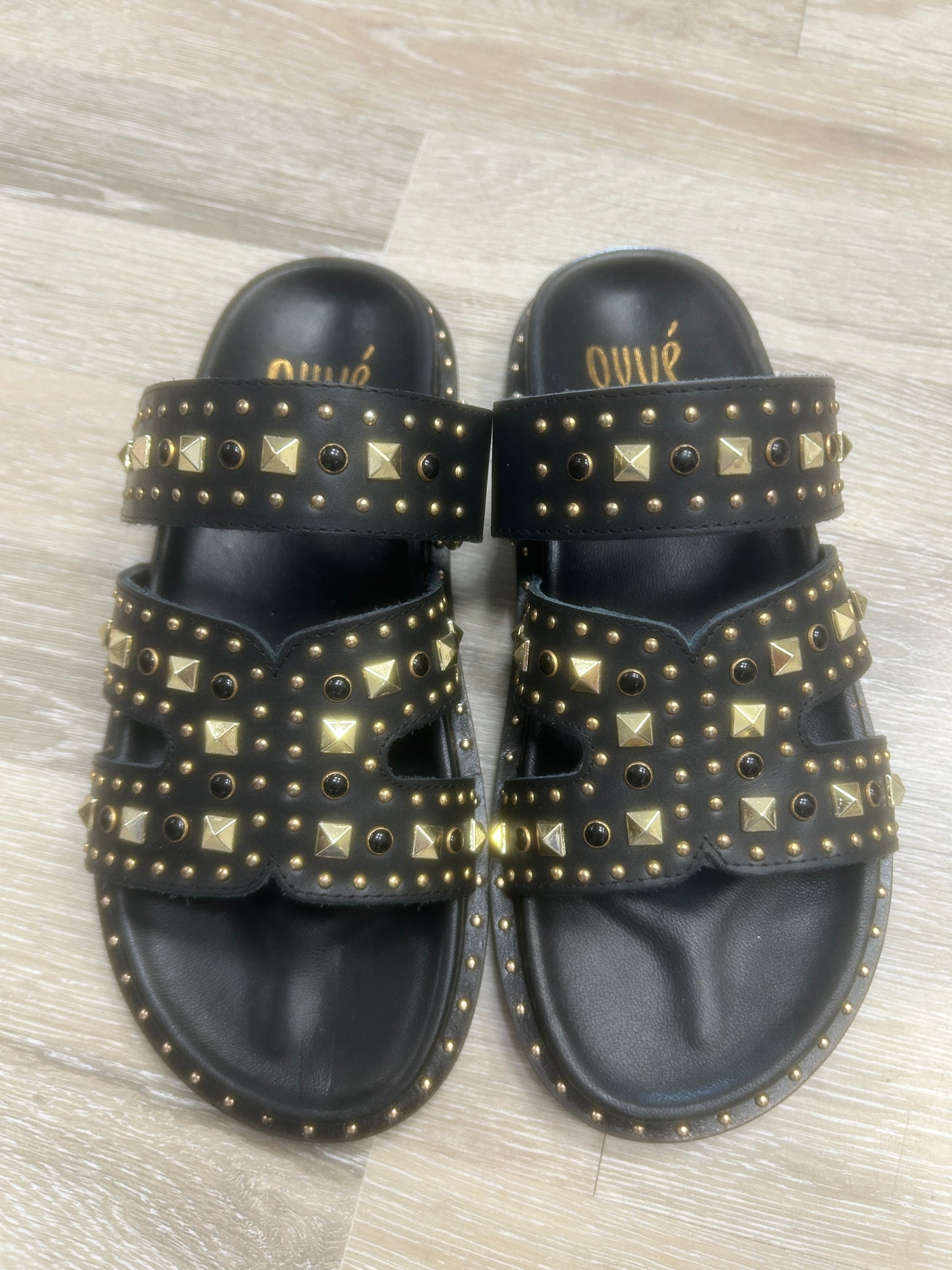 Ovyè ciabatta con borchie oro