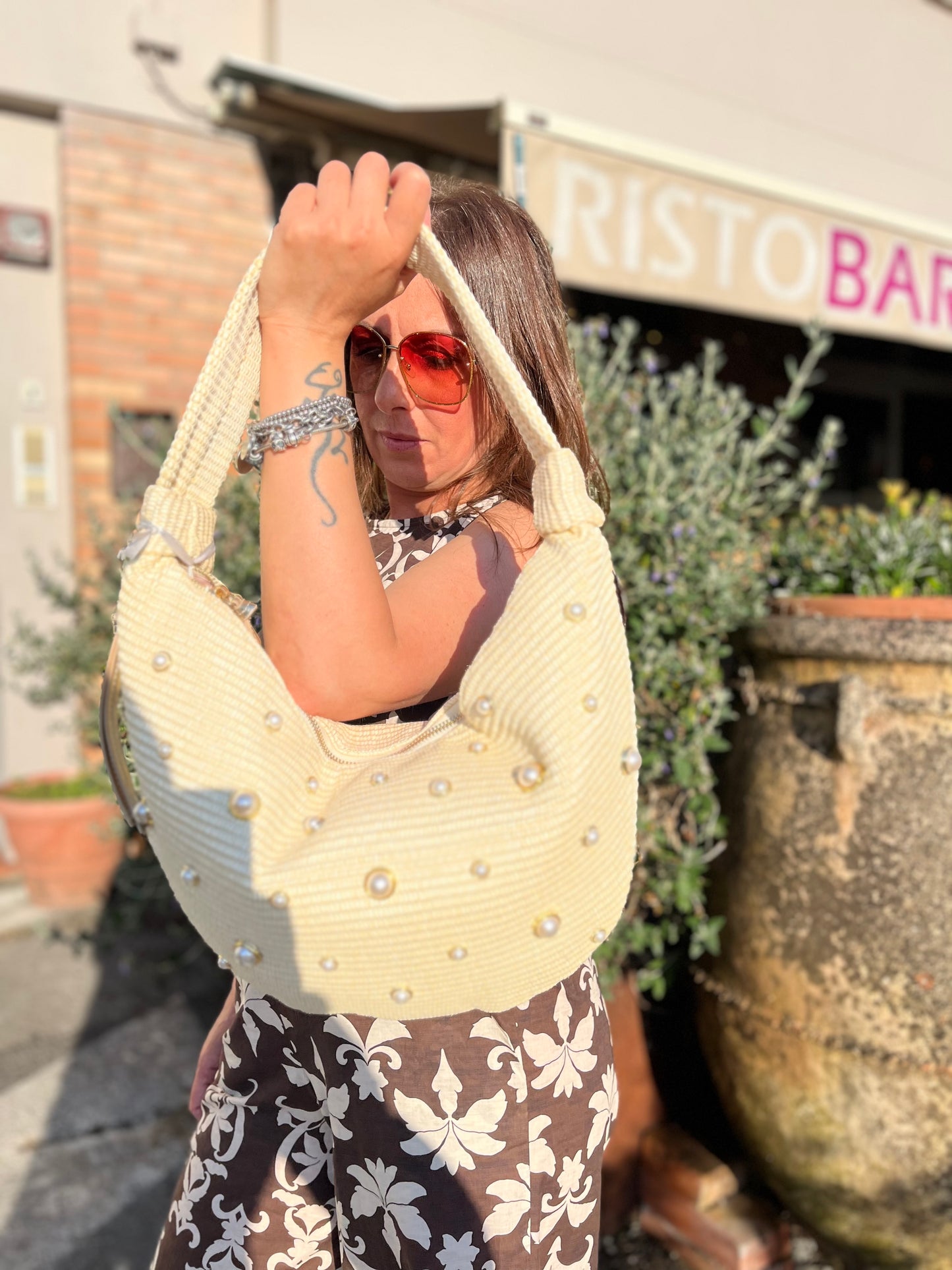 Borsa mezzaluna in rafia e perle