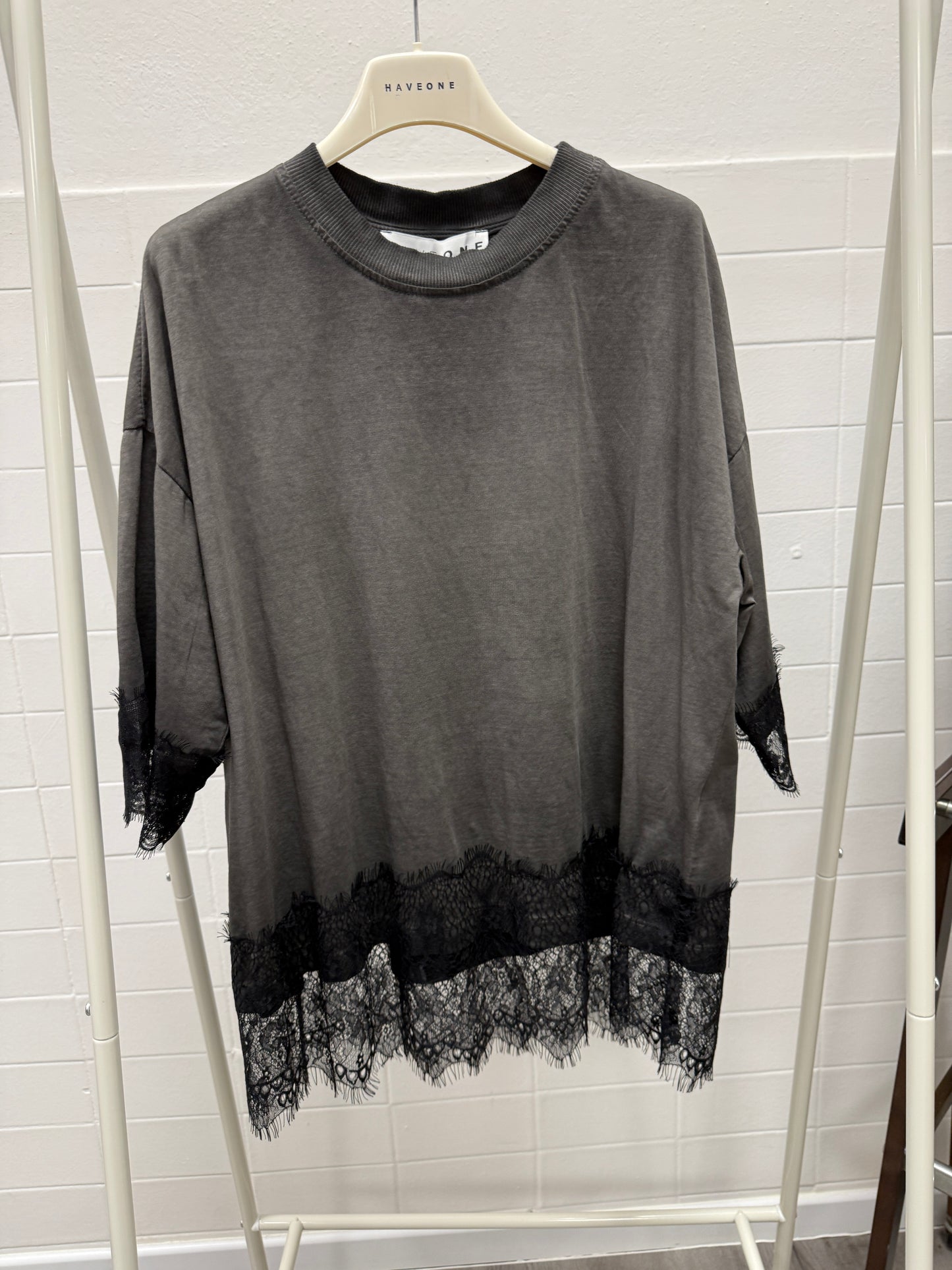 T-shirt over grigio slavato con pizzo