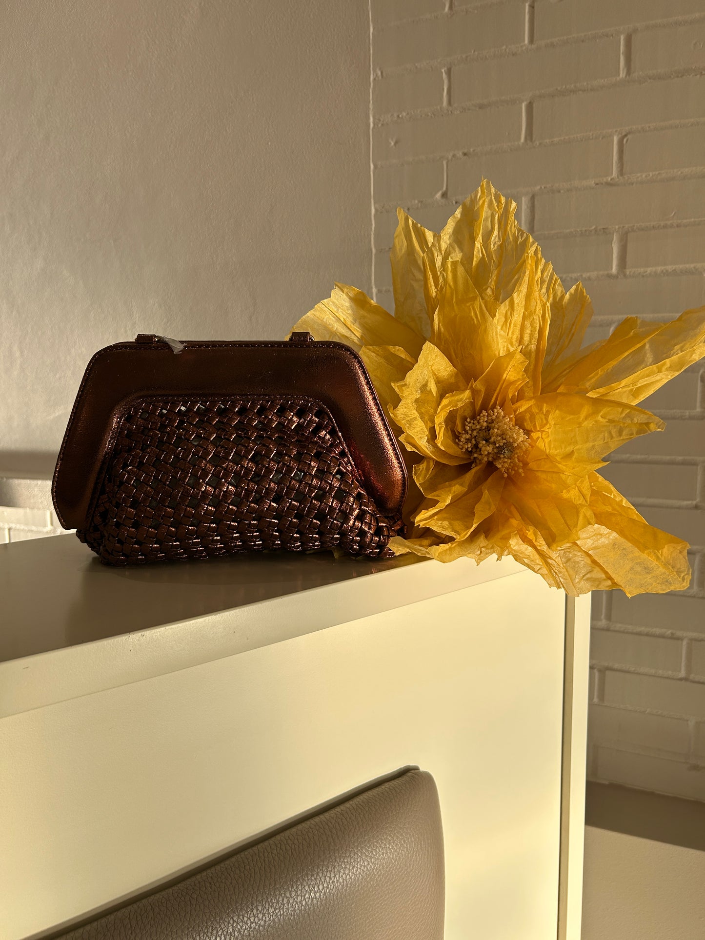 Borsa clutch traforata metallizzata bronzo