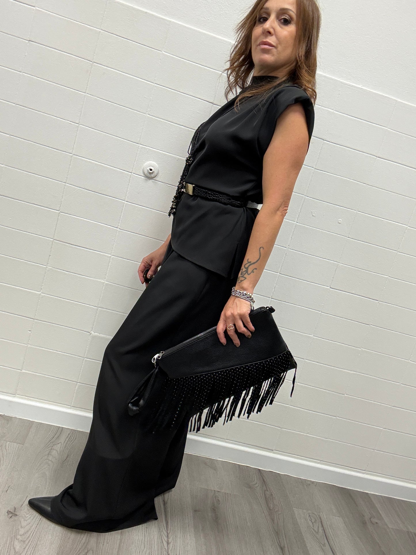 Borsa pochette con frangie nera