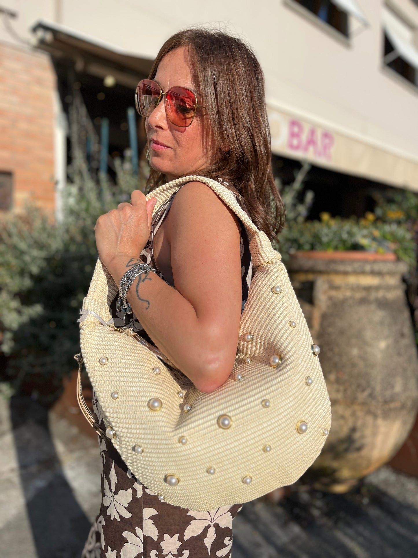 Borsa mezzaluna in rafia e perle