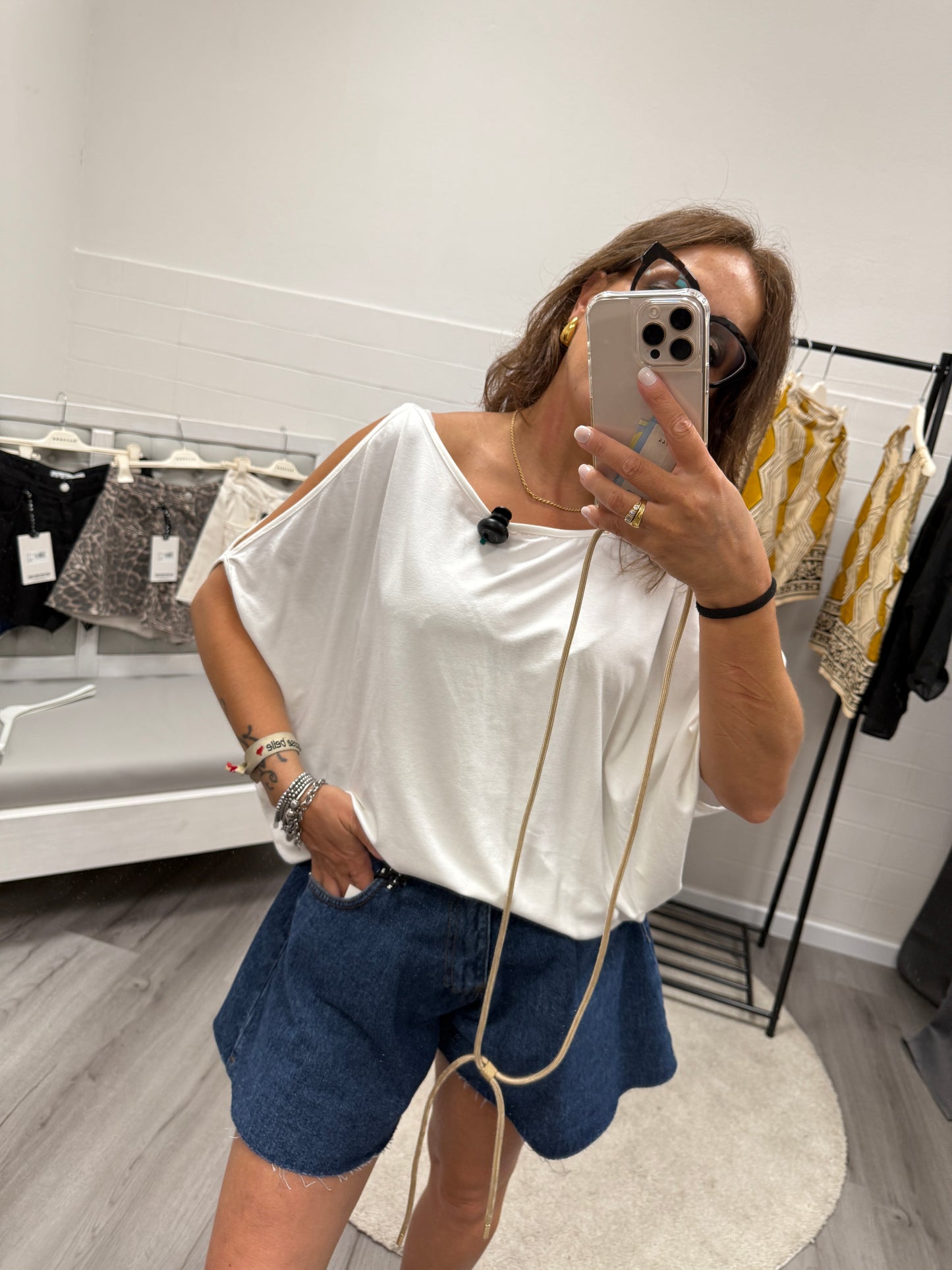 T-shirt scatolina con cut-out bianca