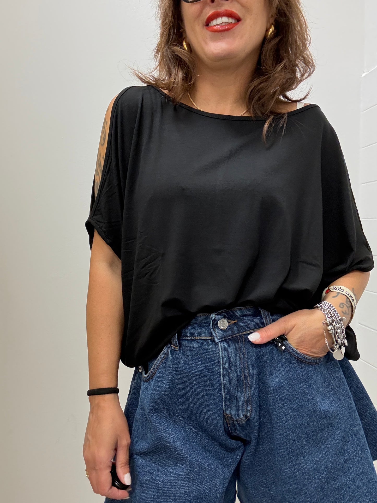 T-shirt scatolina con cut-out nera