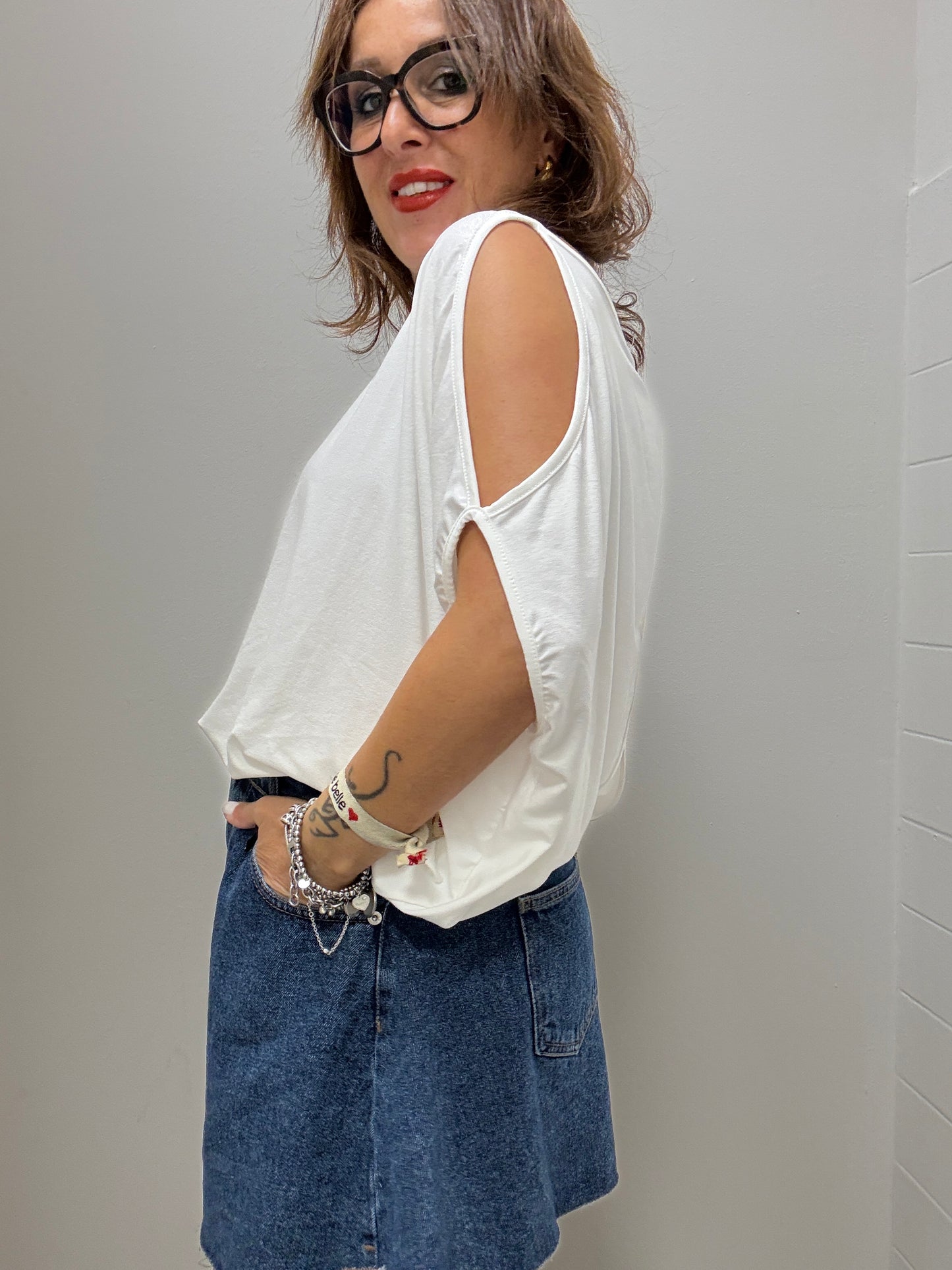 T-shirt scatolina con cut-out bianca