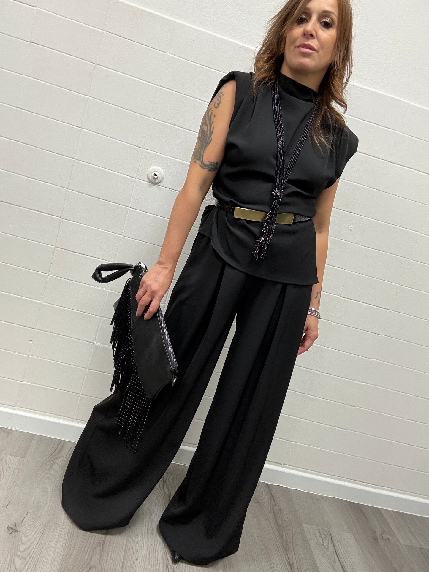 Borsa pochette con frangie nera