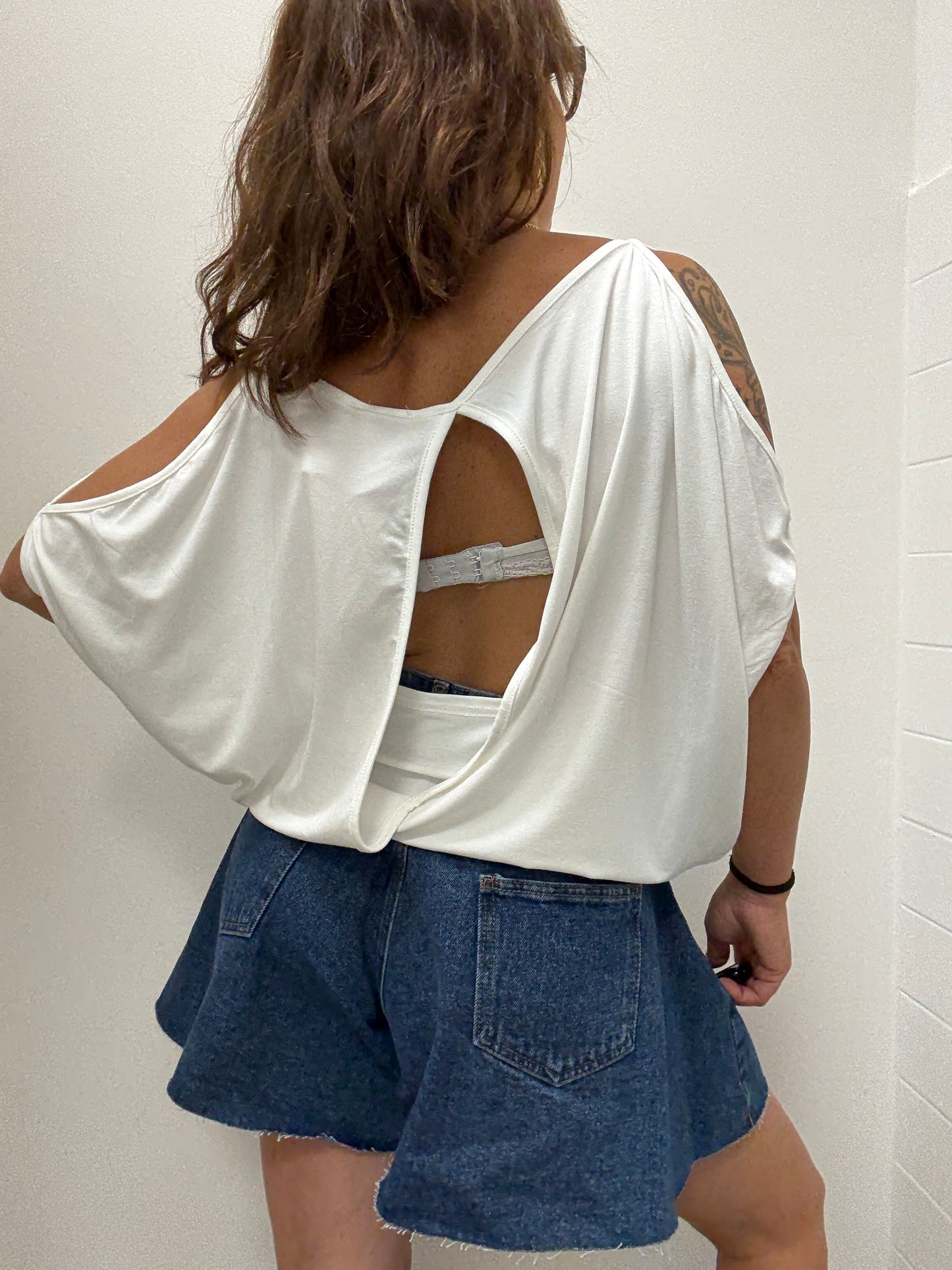 T-shirt scatolina con cut-out bianca