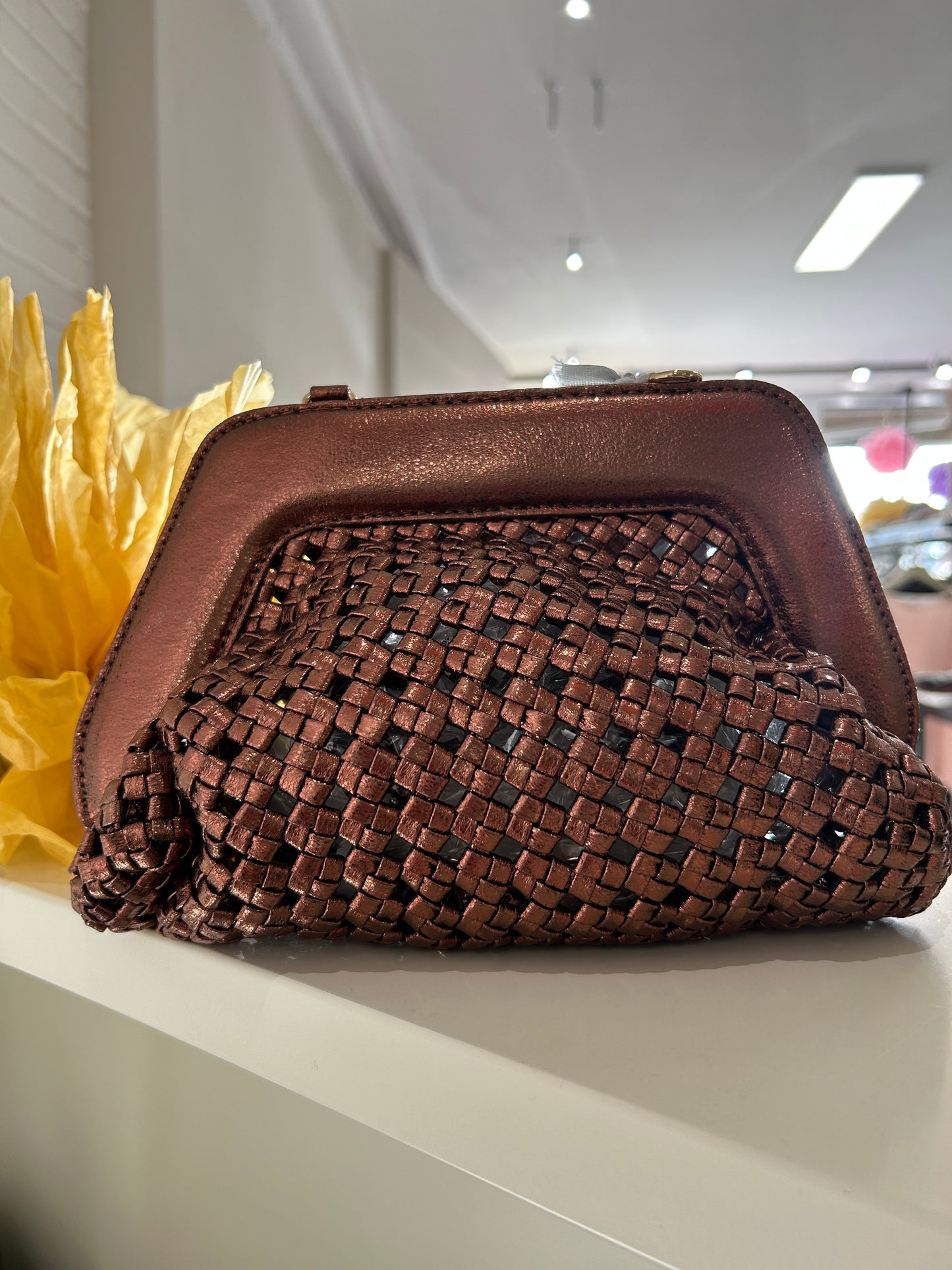 Borsa clutch traforata metallizzata bronzo