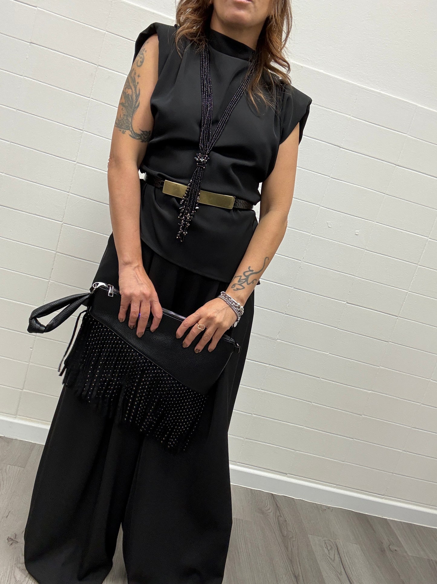 Borsa pochette con frangie nera