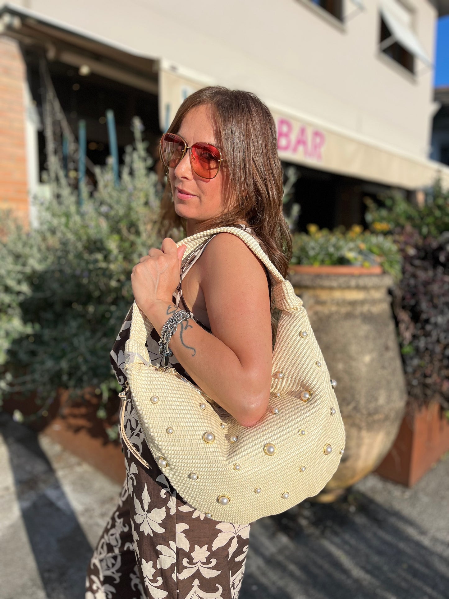 Borsa mezzaluna in rafia e perle