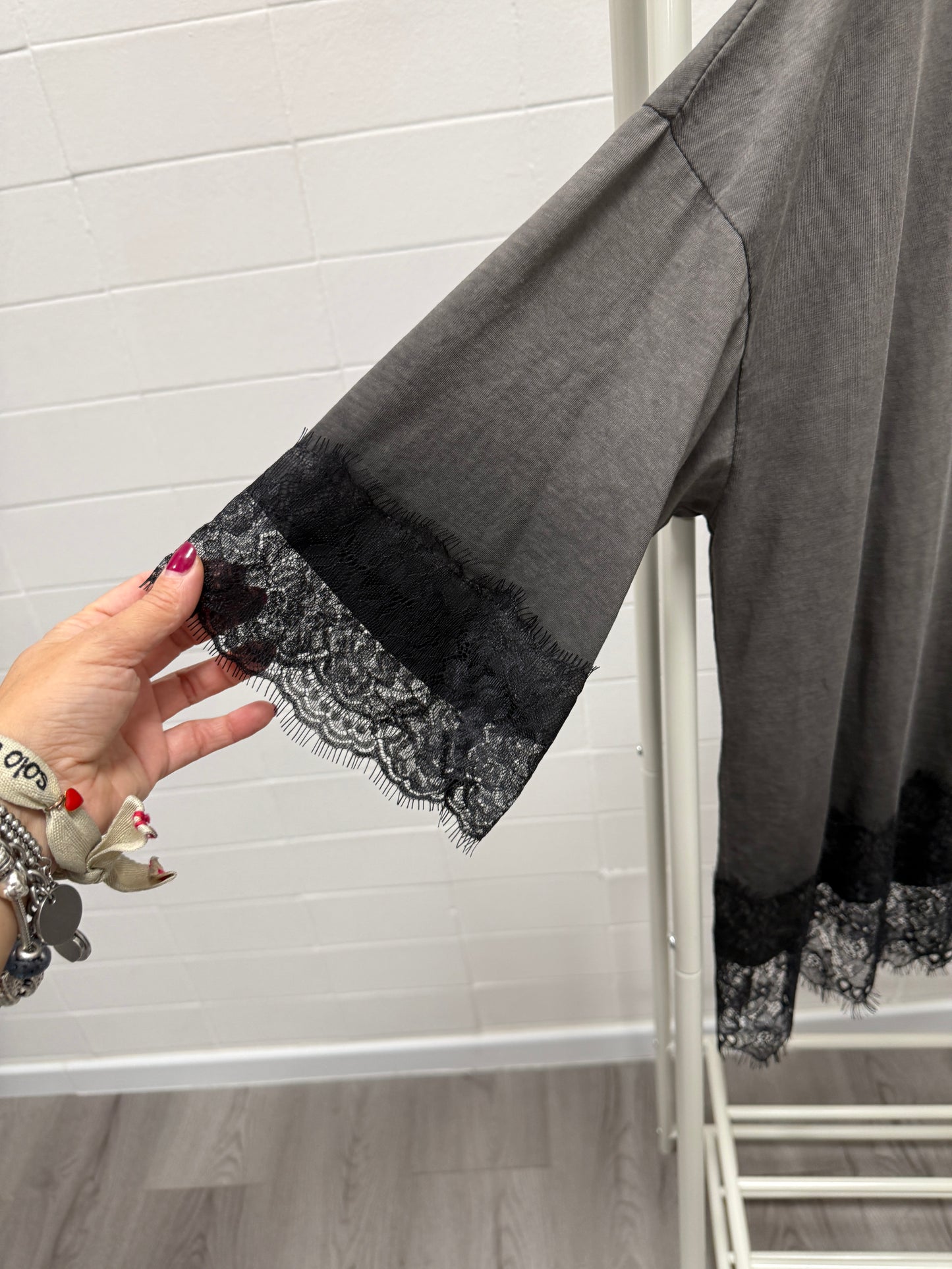 T-shirt over grigio slavato con pizzo