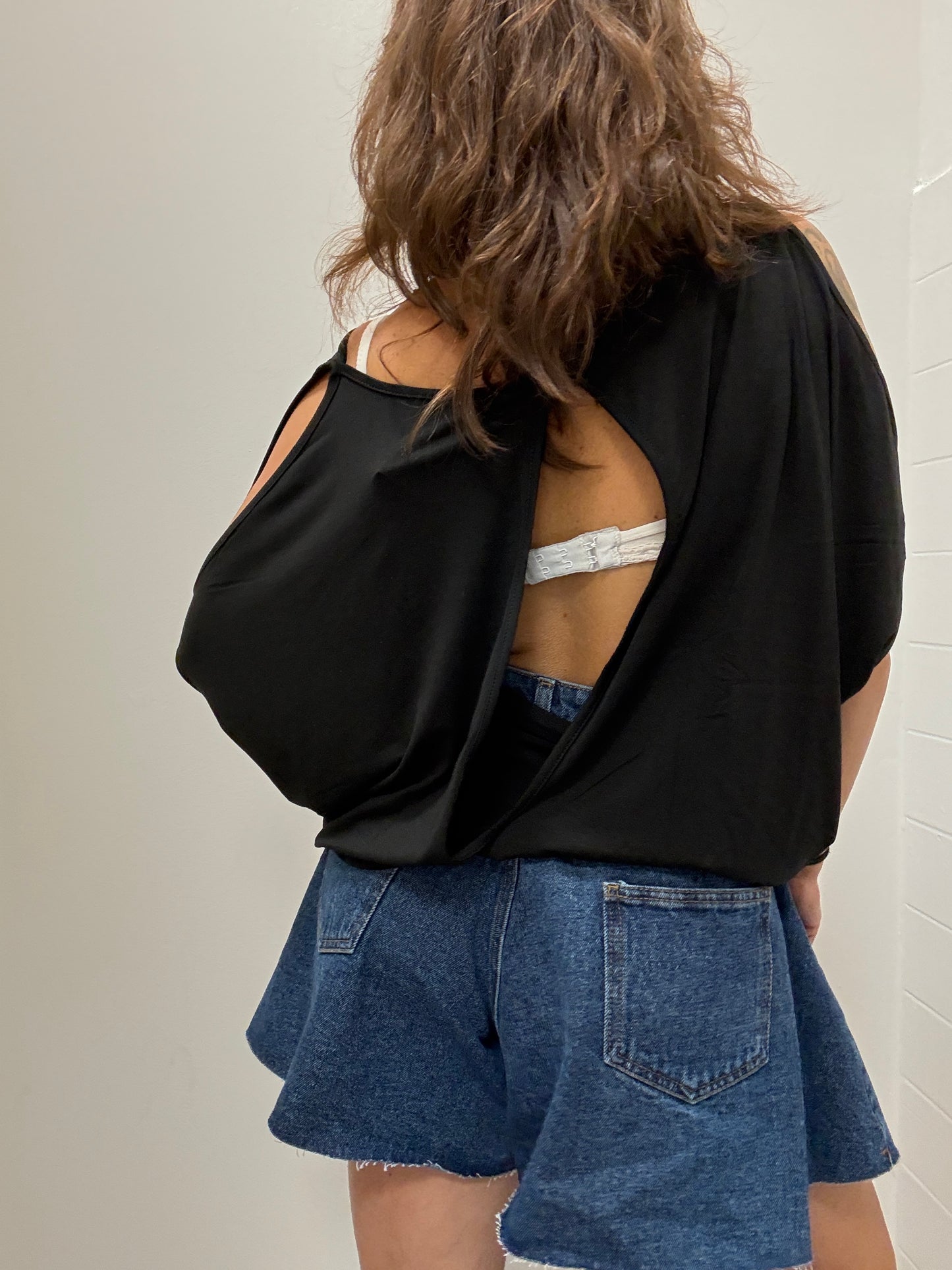 T-shirt scatolina con cut-out nera