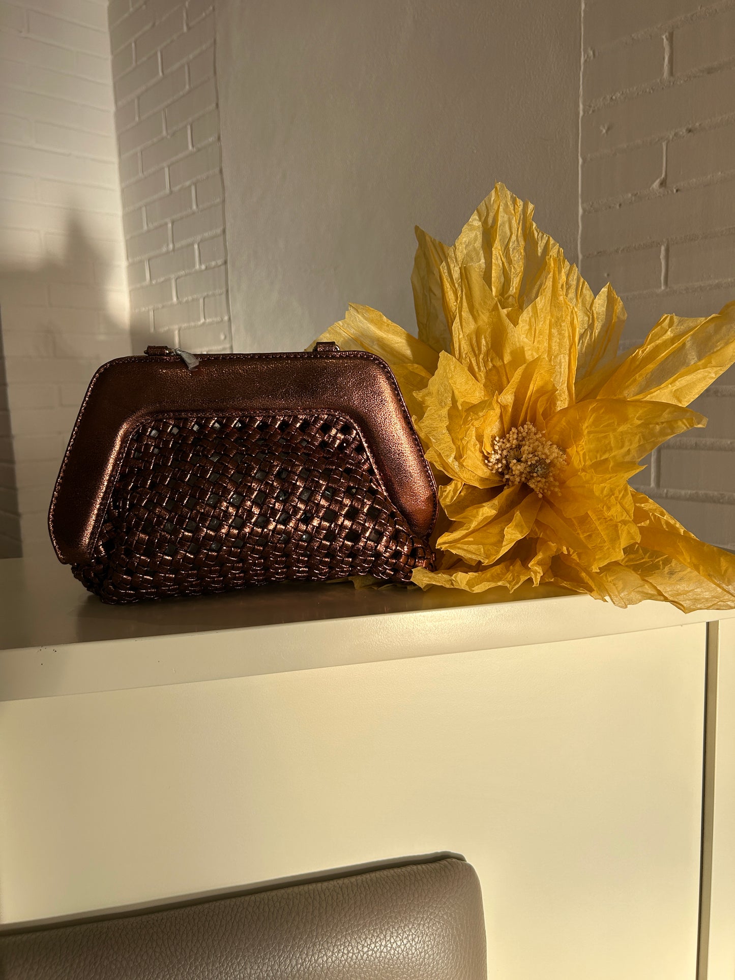 Borsa clutch traforata metallizzata bronzo
