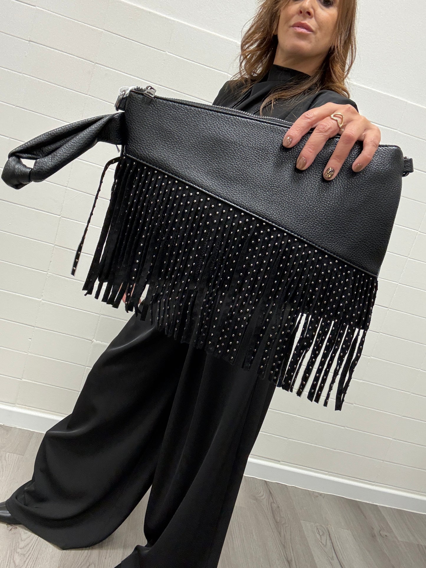 Borsa pochette con frangie nera