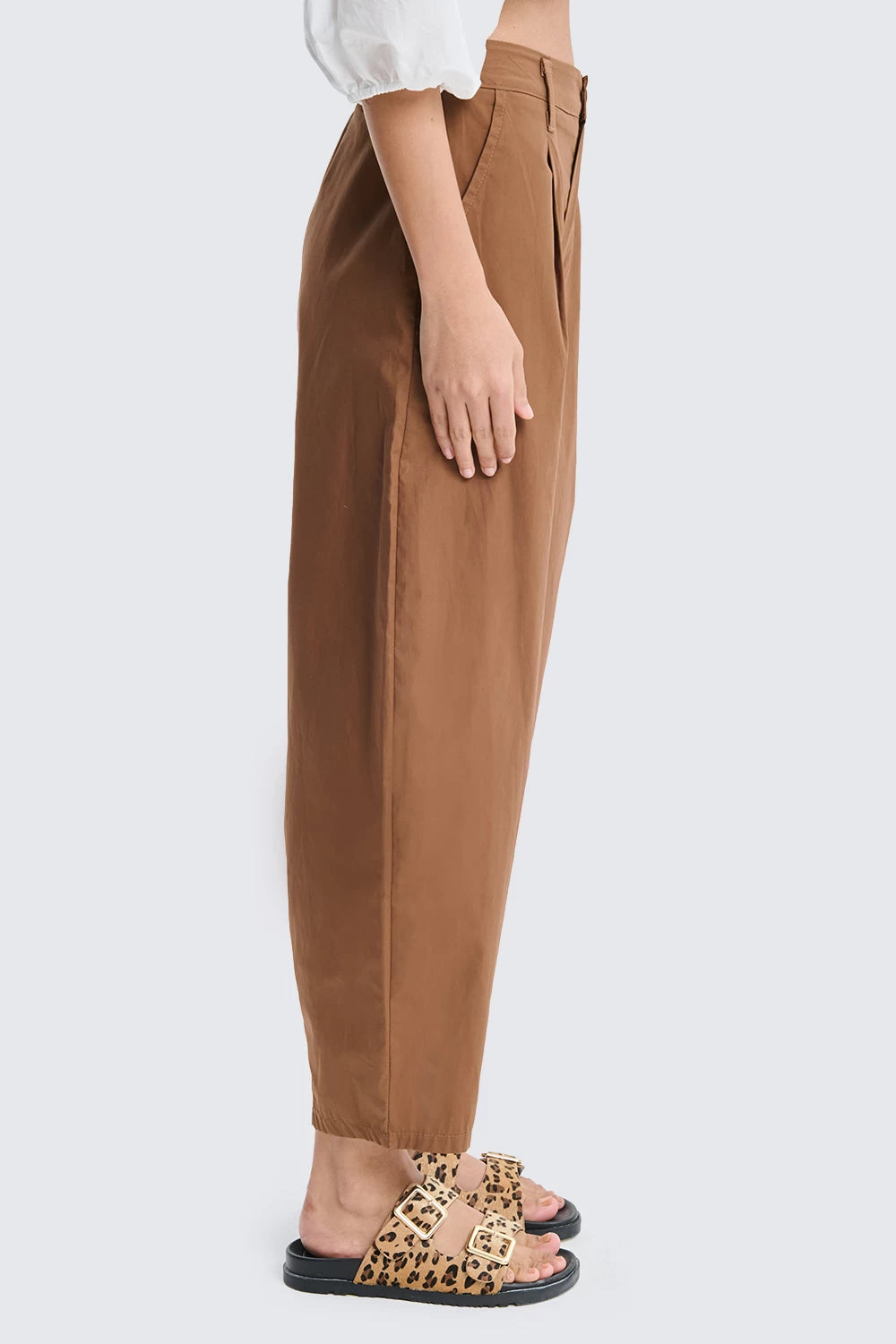 Two Way pantalone barrel leggero carrot con pinces moka mousse