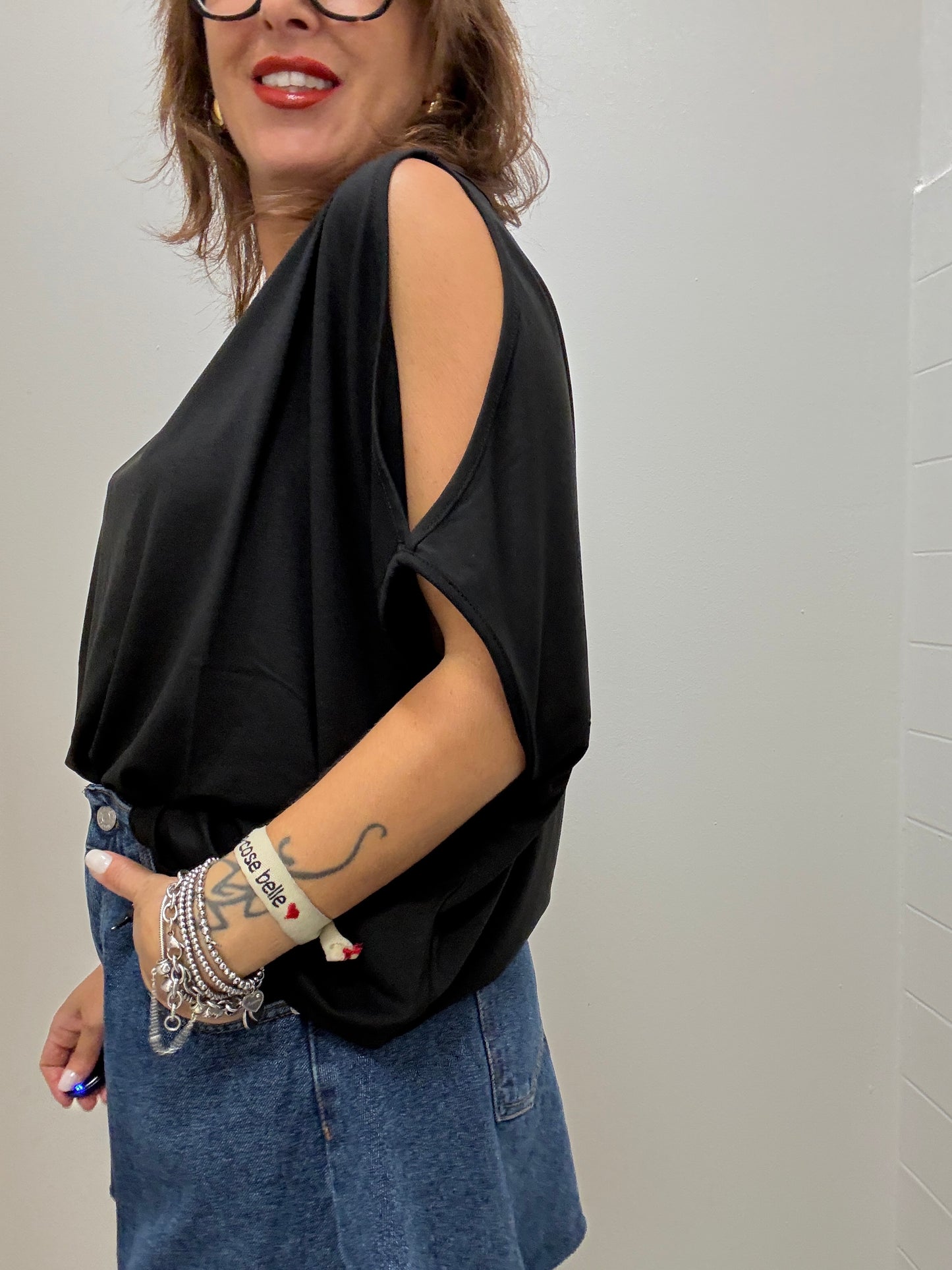 T-shirt scatolina con cut-out nera