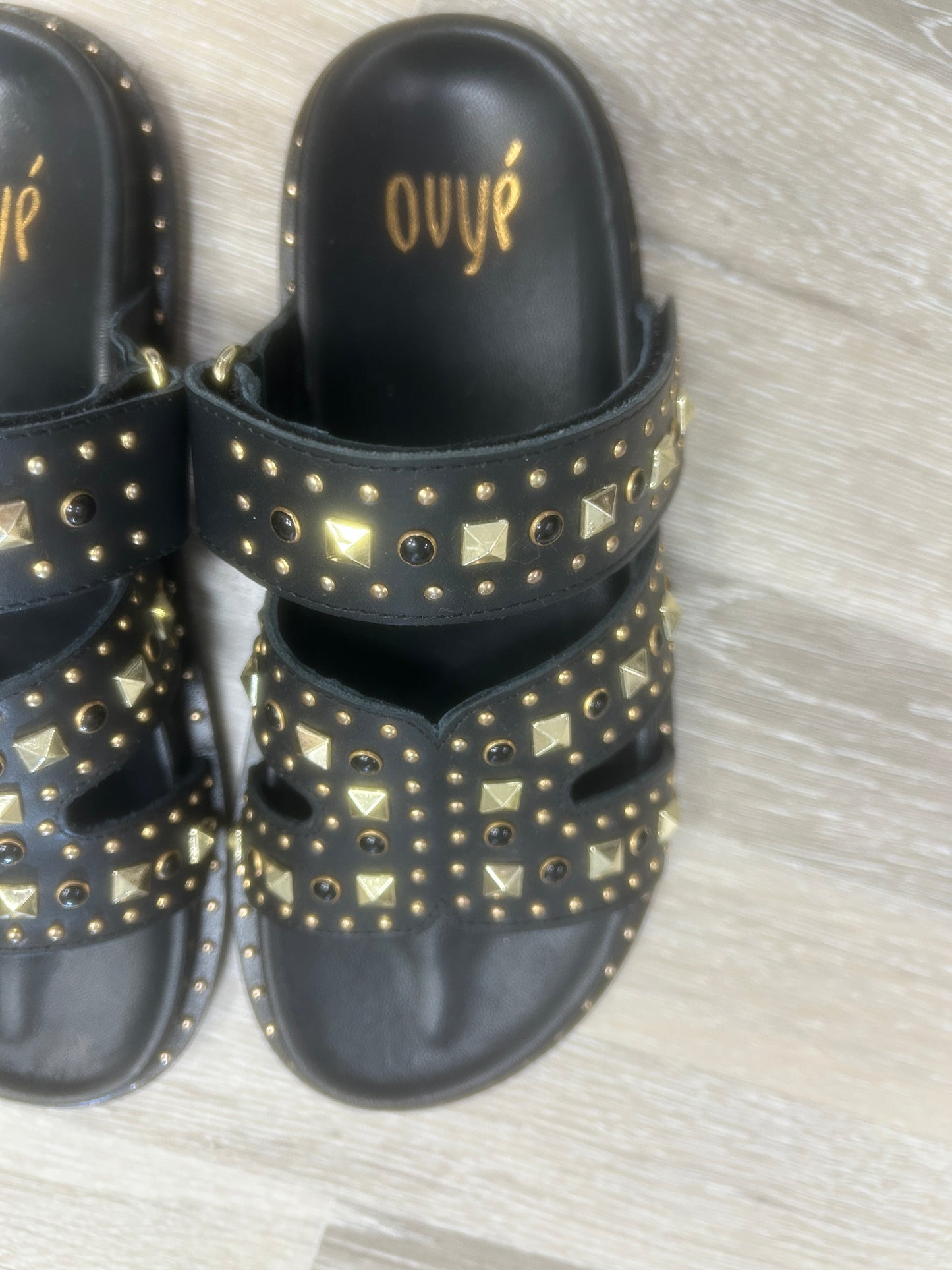 Ovyè ciabatta con borchie oro