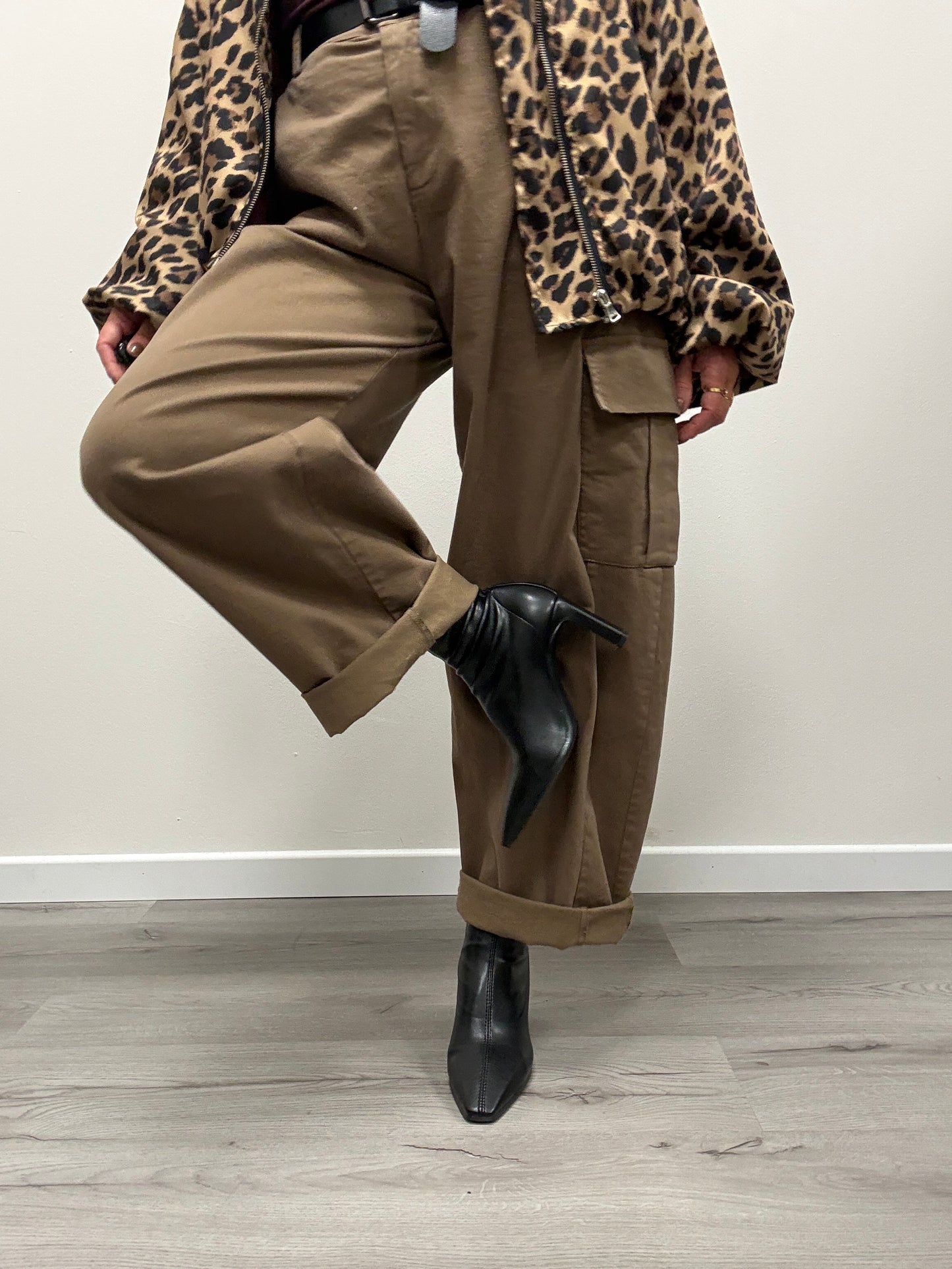 Pantaloni ovetto cargo Susy Mix fango