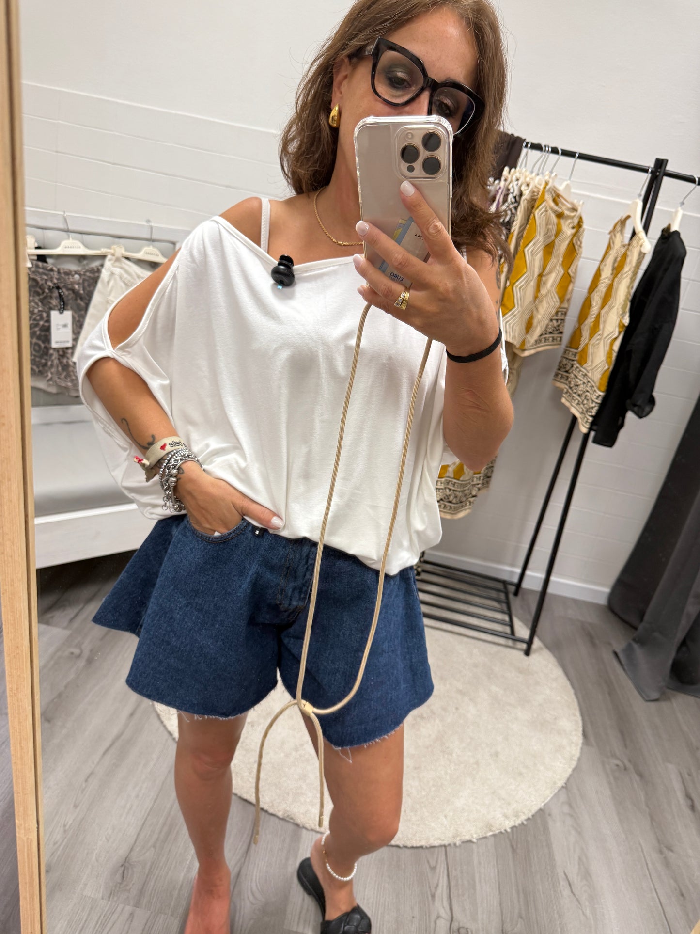 T-shirt scatolina con cut-out bianca