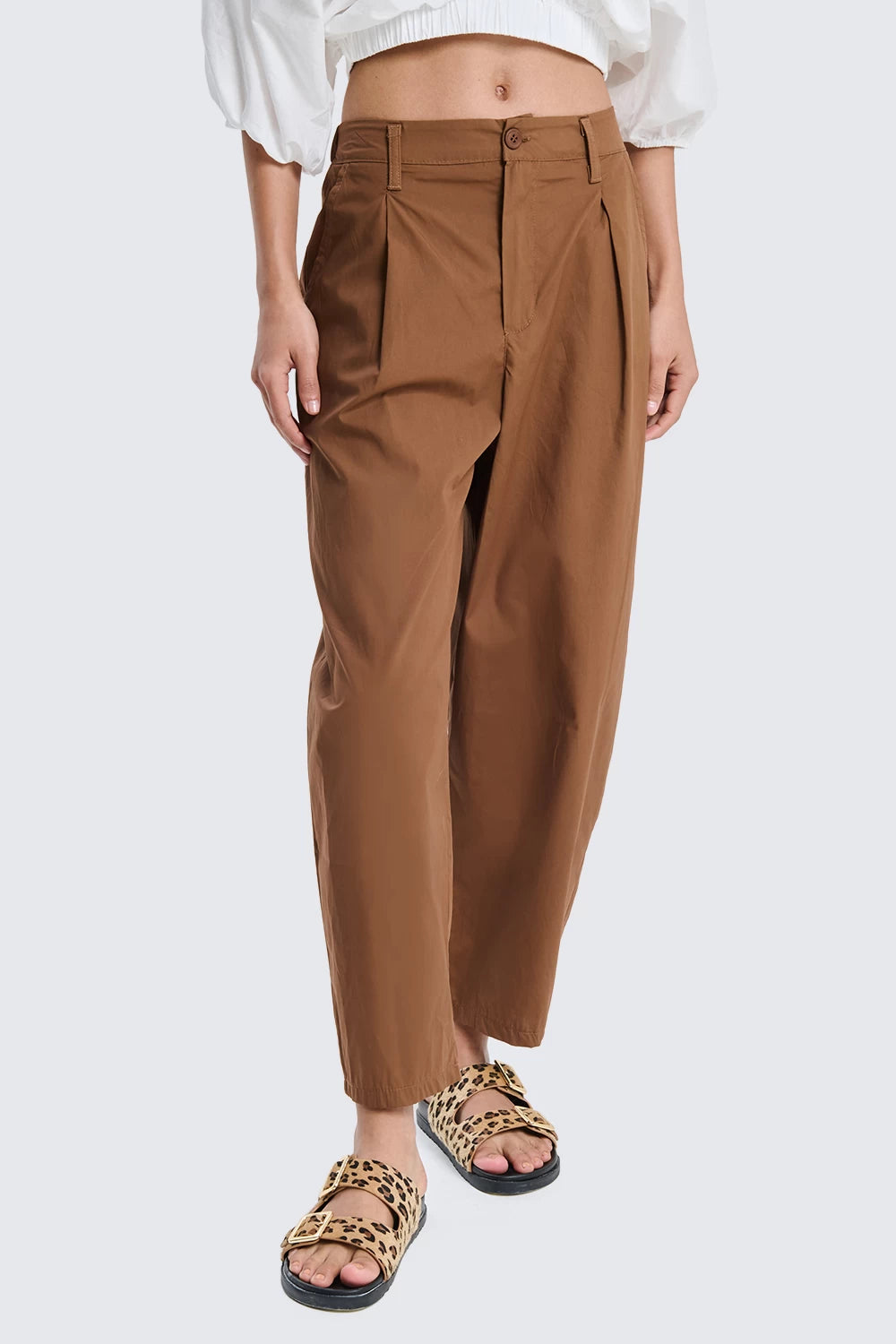 Two Way pantalone barrel leggero carrot con pinces moka mousse