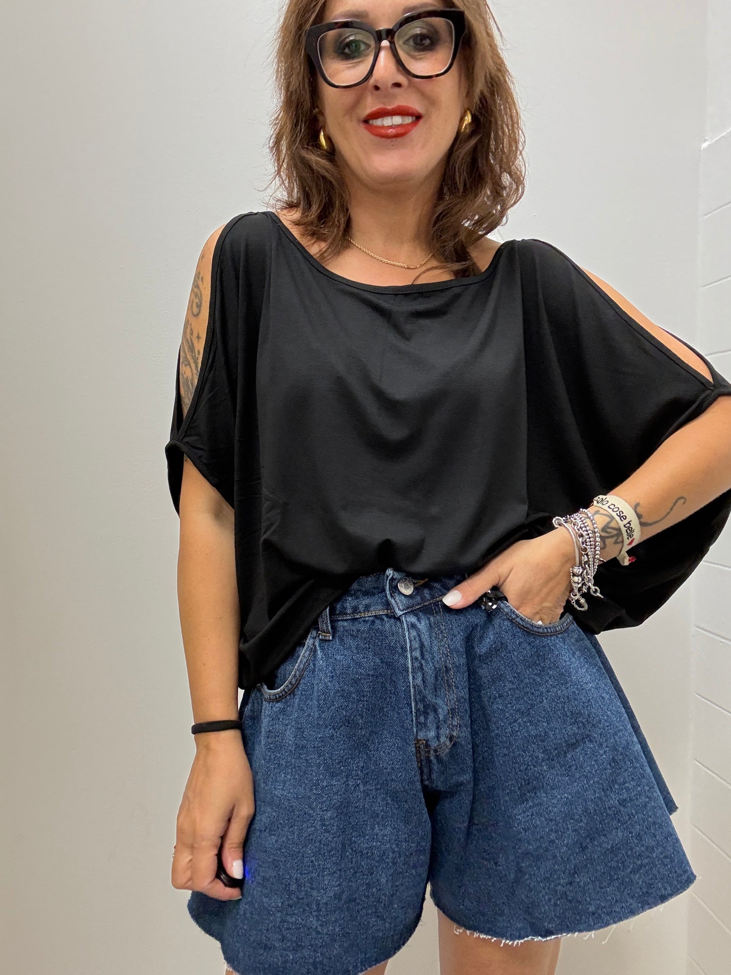 T-shirt scatolina con cut-out nera