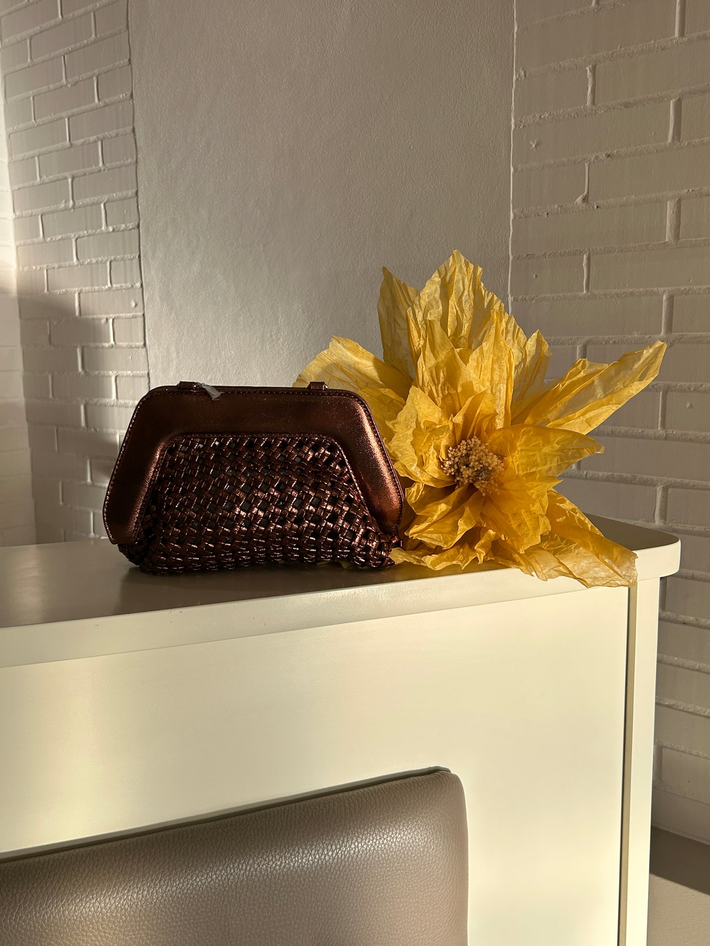 Borsa clutch traforata metallizzata bronzo