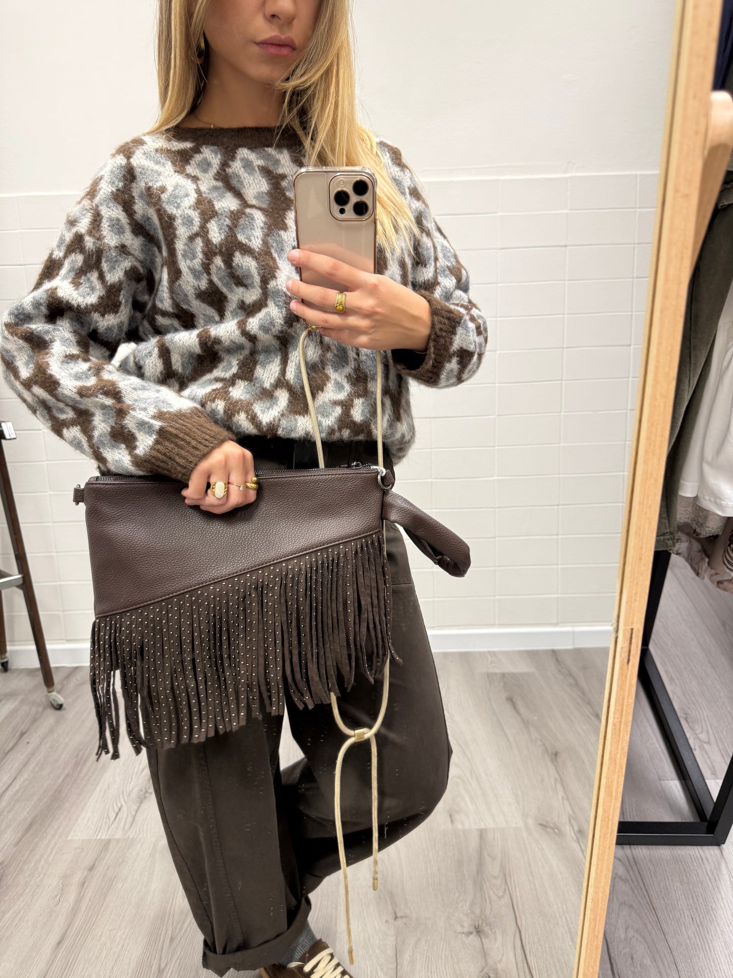 Borsa pochette con frangie moro