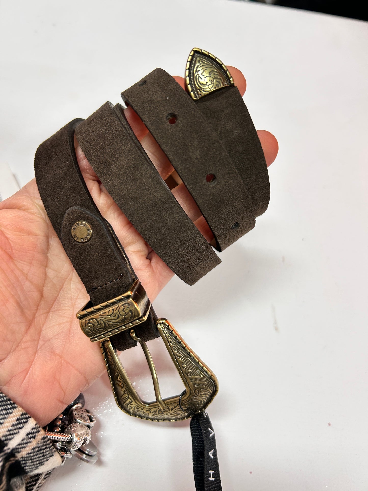 Haveone Cintura in crosta con fibbia lavorata vintage e puntale