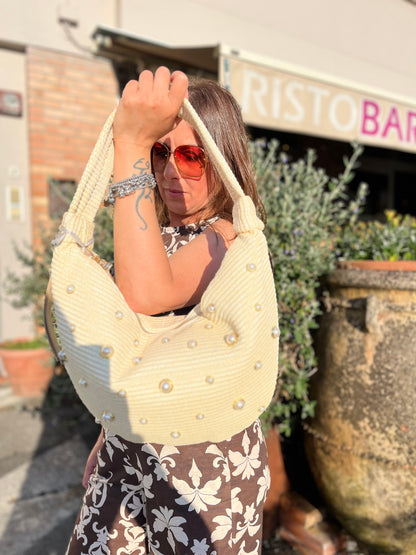 Borsa mezzaluna in rafia e perle