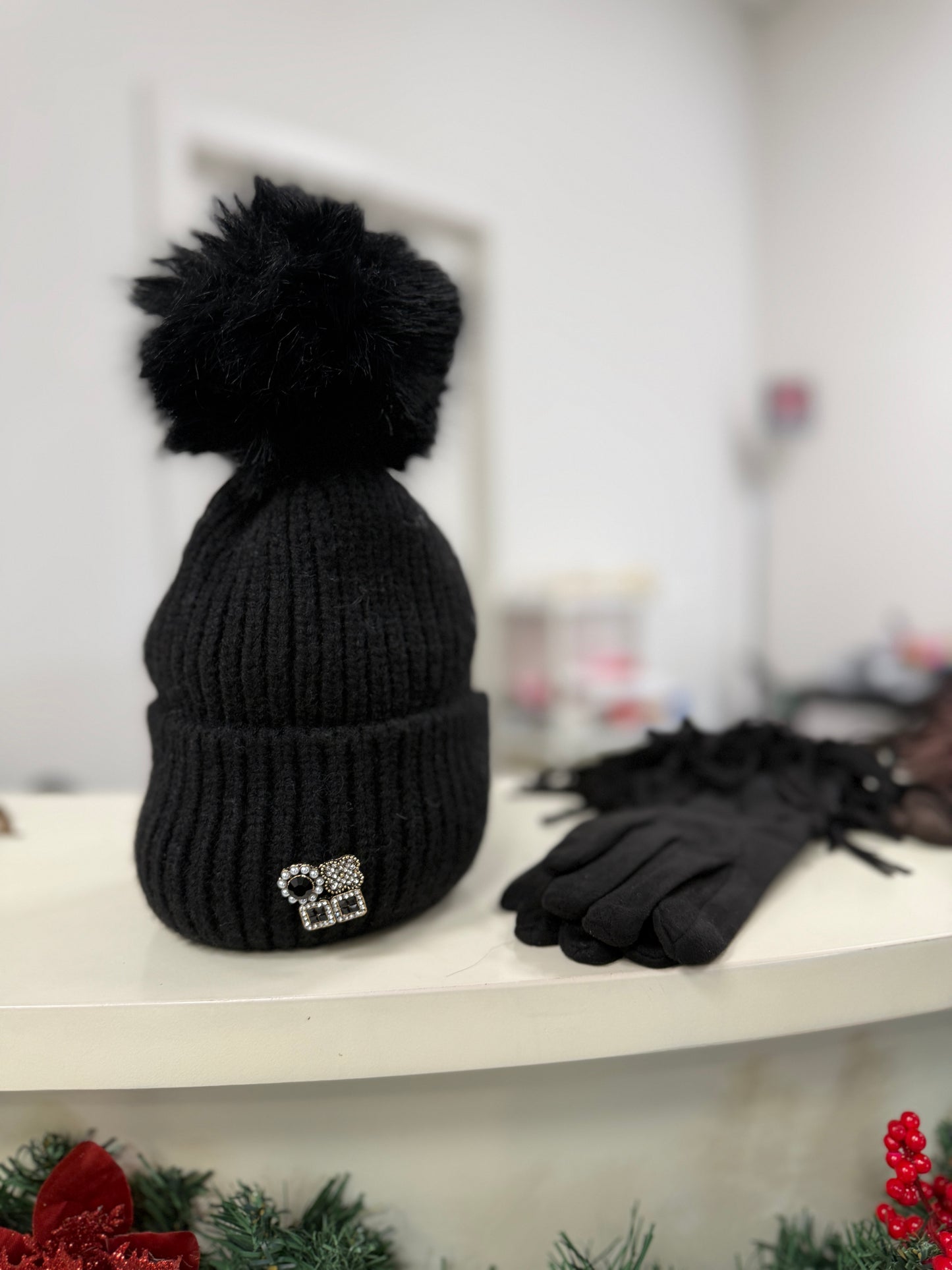 Cappellino pon pon con spilla nero