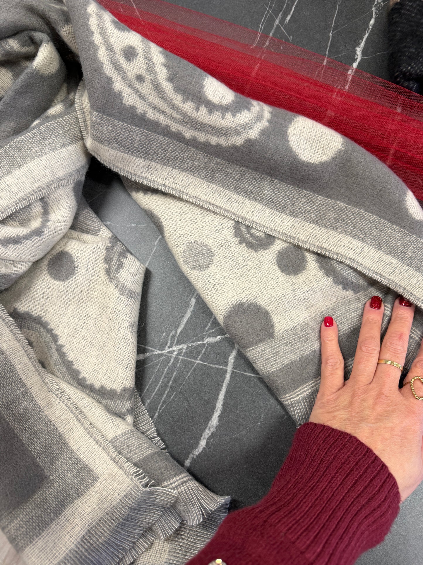 Set sciarpa guanti cappellino burro e grigio Memoire