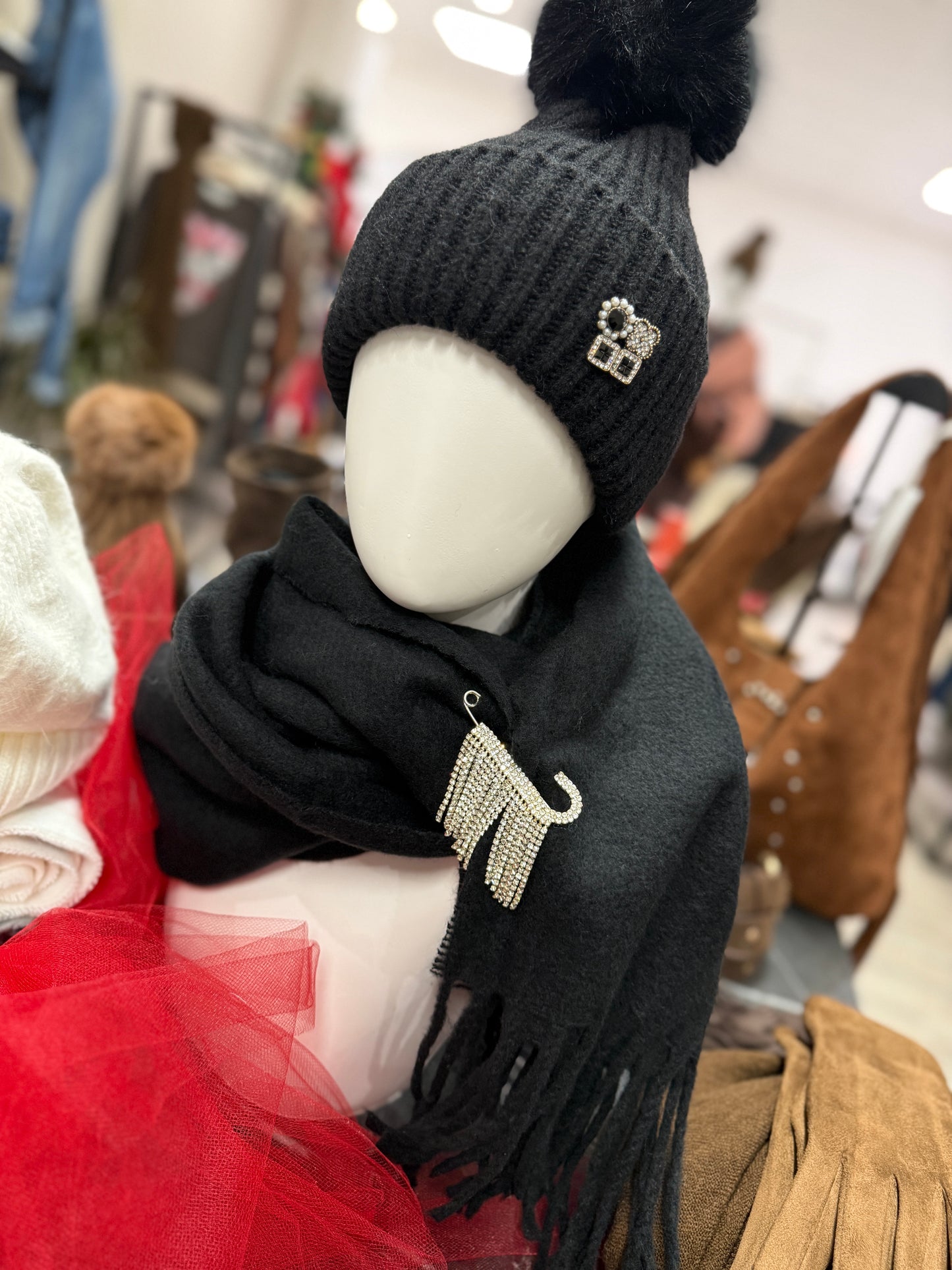 Set sciarpa cappellino spille nero Memoire