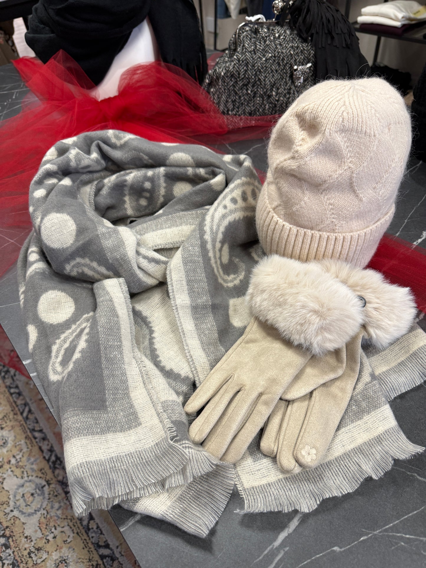 Set sciarpa guanti cappellino burro e grigio Memoire