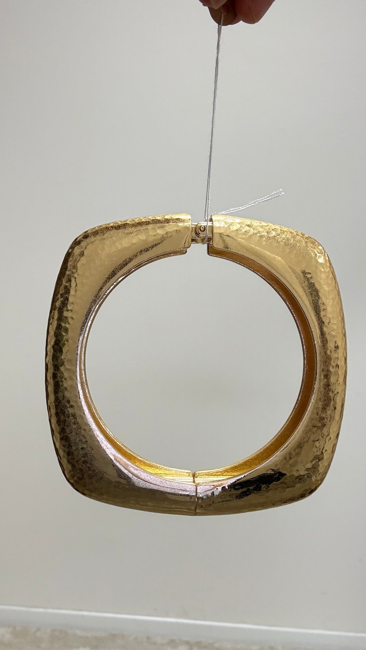 Bracciale Square oro satinato martellato