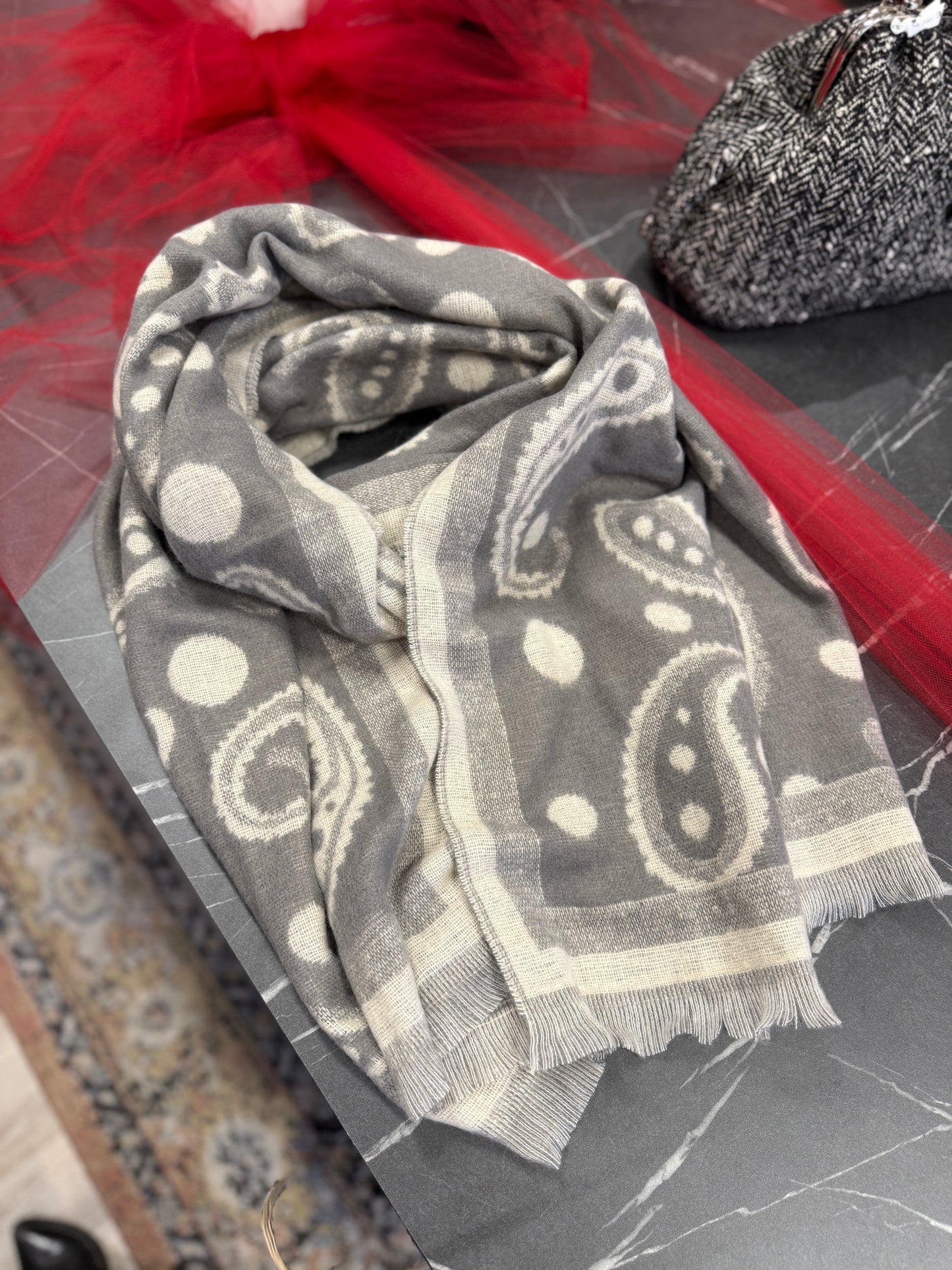 Set sciarpa guanti cappellino burro e grigio Memoire