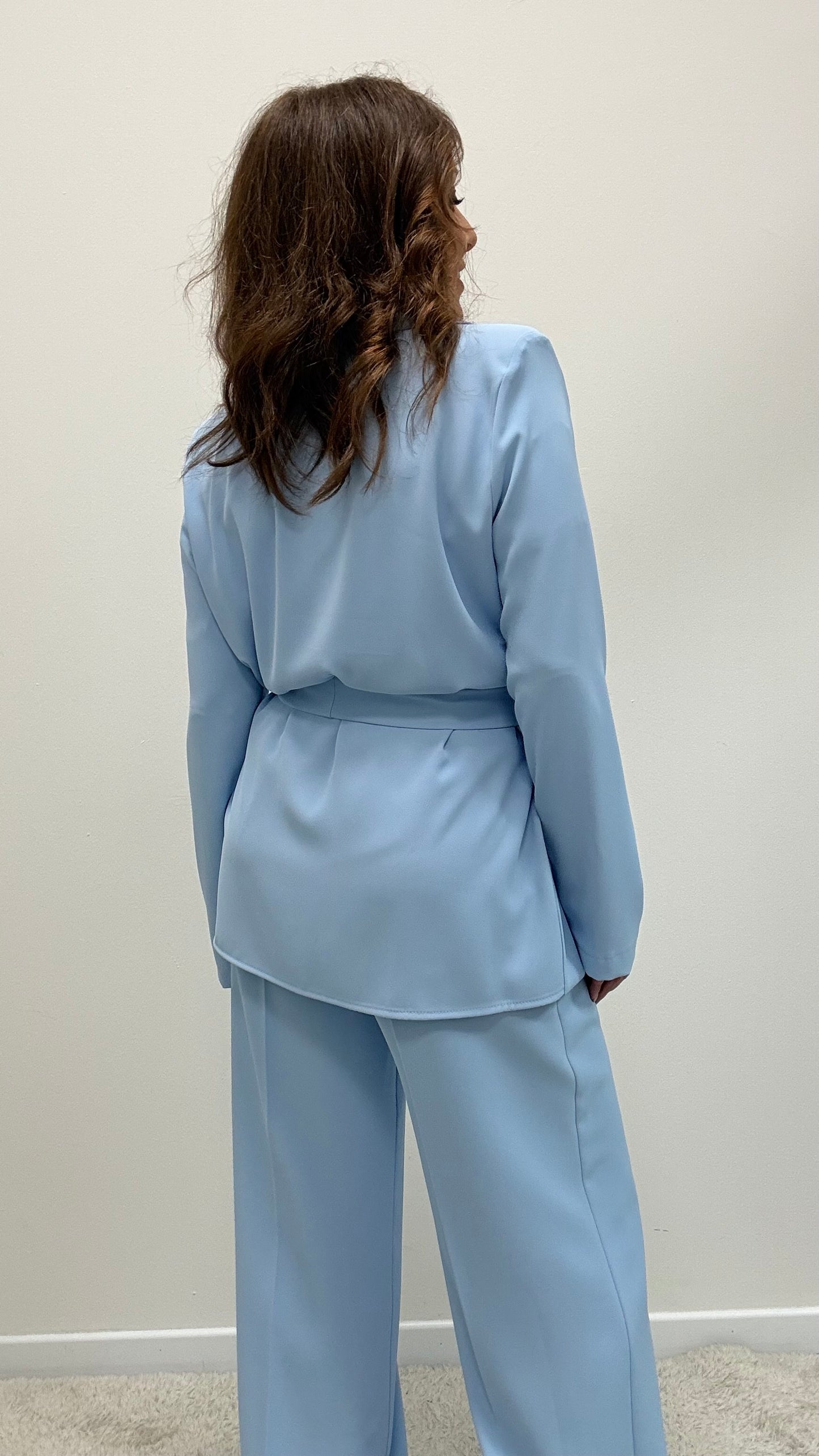 Completo Fluido Giacca con Cintura e Pantaloni Azzurro