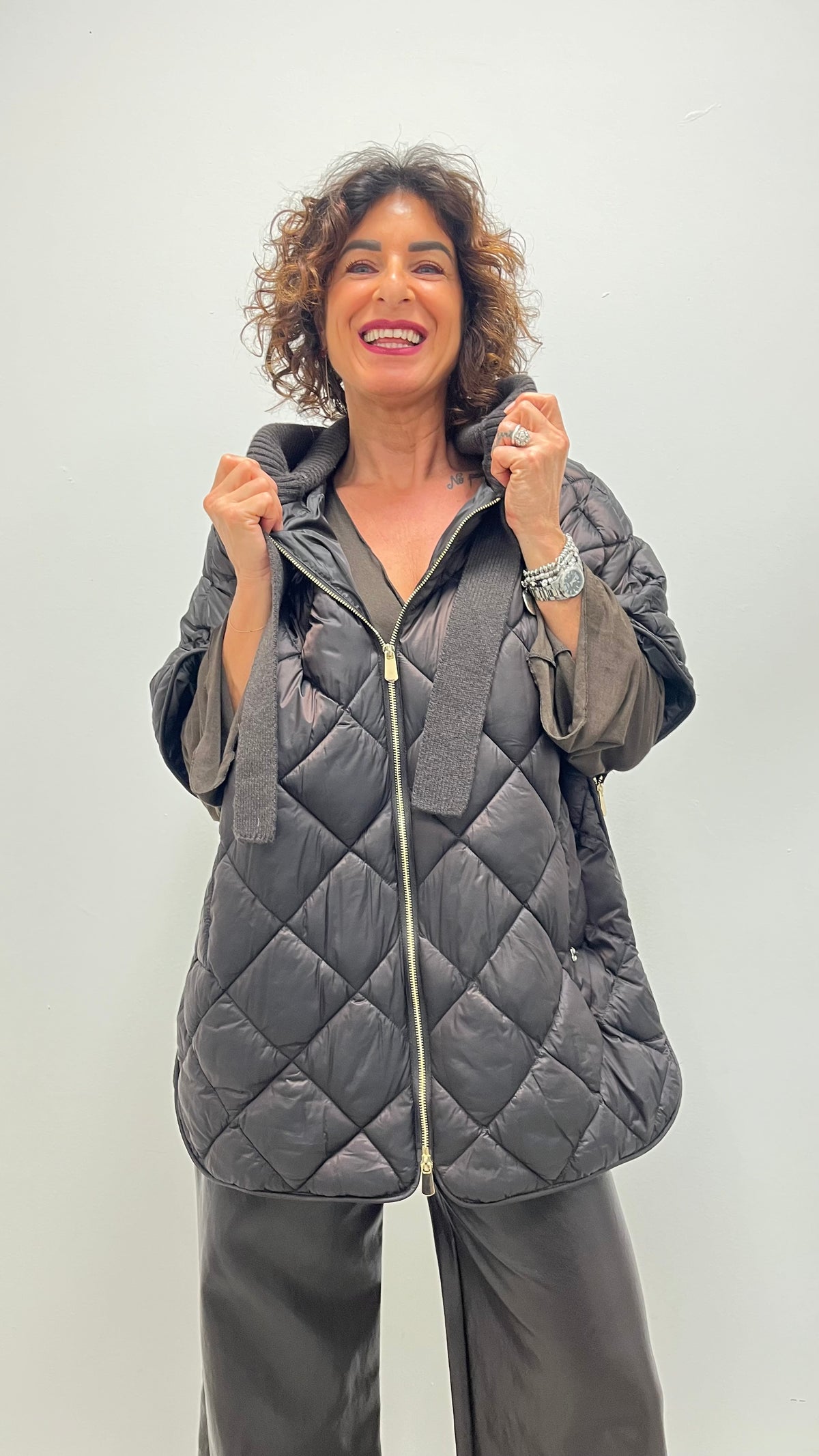 Gilet trapuntato donna con cappuccio in maglia moro Please