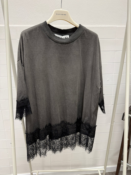 T-shirt over grigio slavato con pizzo