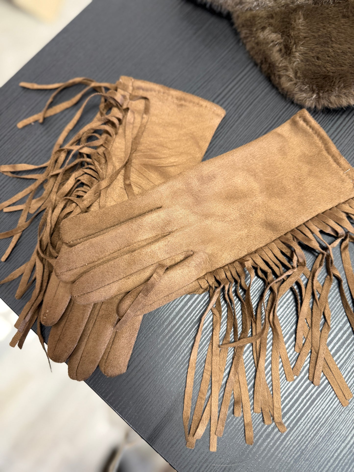 Guanti ecocamoscio con frange laterali tabacco Memoire