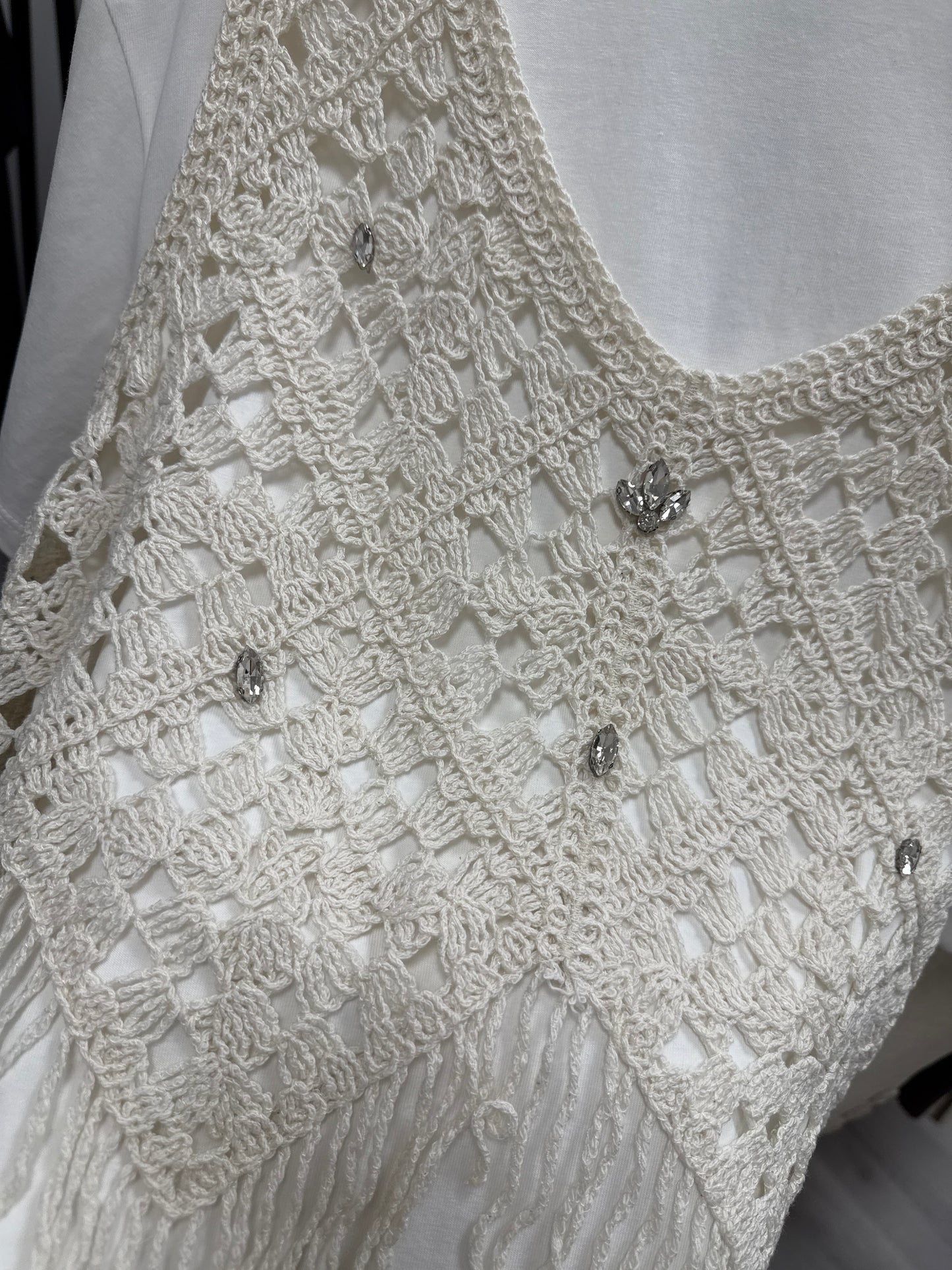 T-shirt con canotta e cabochon pizzo Tensione In