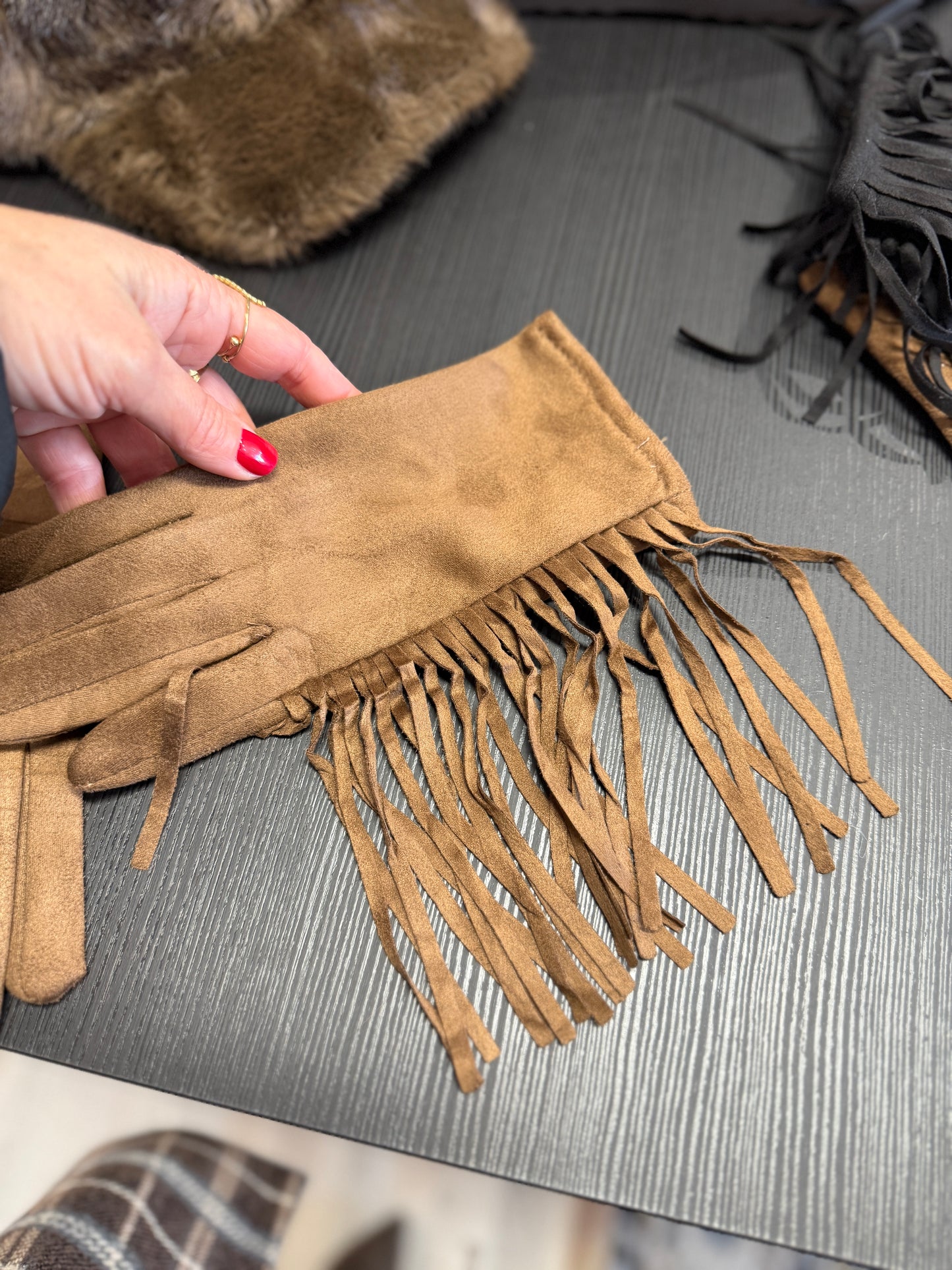 Guanti ecocamoscio con frange laterali tabacco Memoire