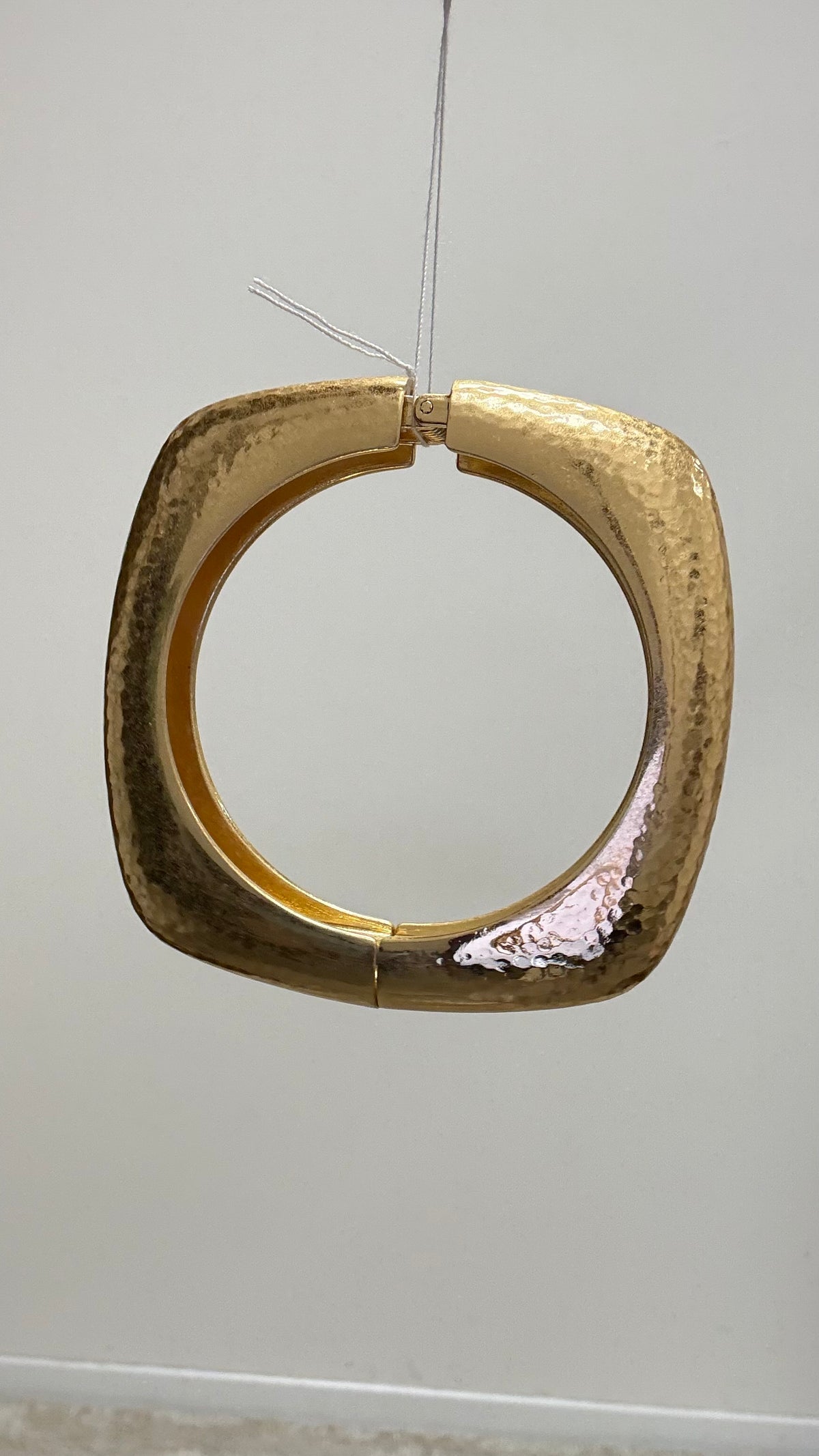 Bracciale Square oro satinato martellato