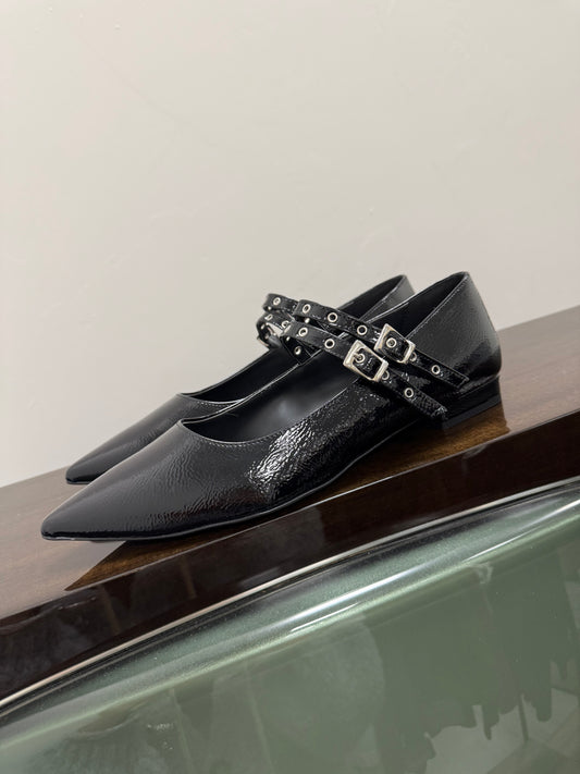 Ballerine in vernice doppia fibbia con la punta Ovyè