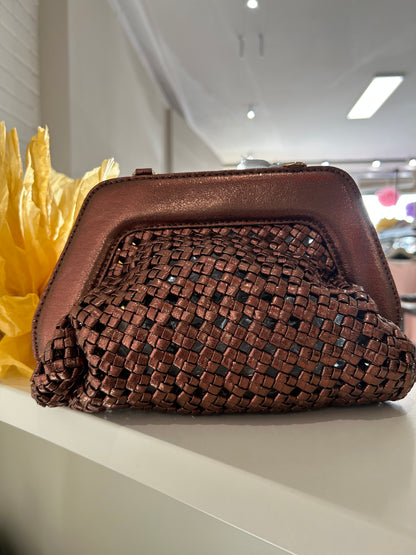 Borsa clutch traforata metallizzata bronzo