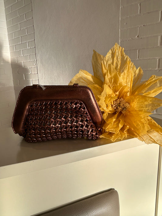 Borsa clutch traforata metallizzata bronzo