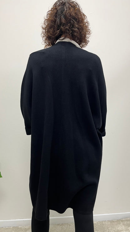 Cappottino in maglia spolverino bottone gioiello nero