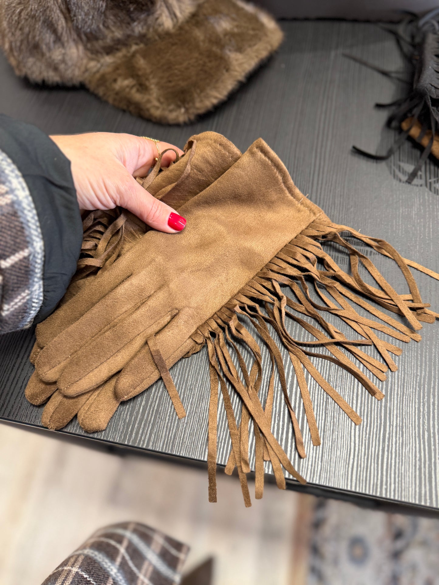 Guanti ecocamoscio con frange laterali tabacco Memoire