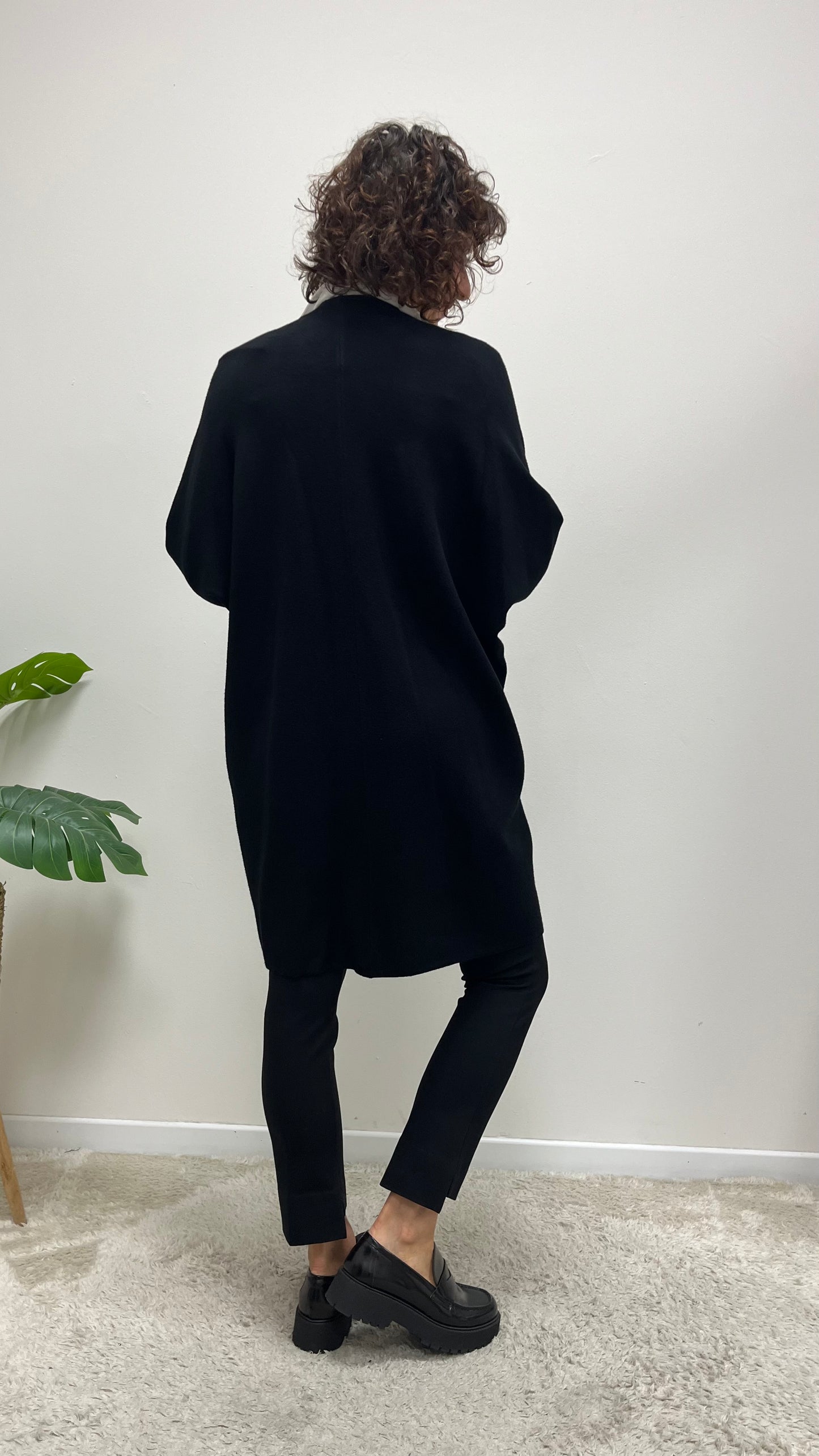 Cappottino in maglia spolverino bottone gioiello nero