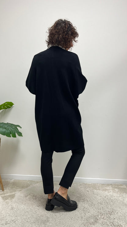 Cappottino in maglia spolverino bottone gioiello nero