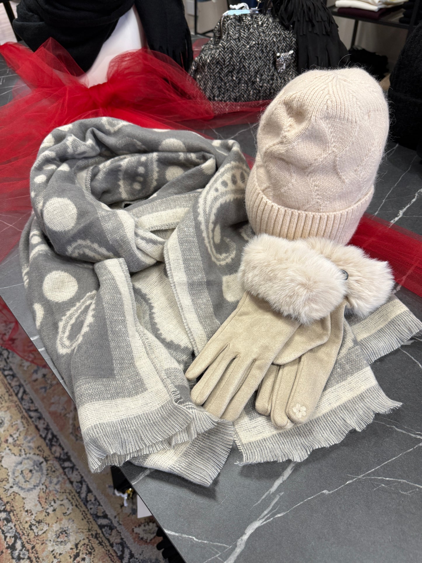 Set sciarpa guanti cappellino burro e grigio Memoire